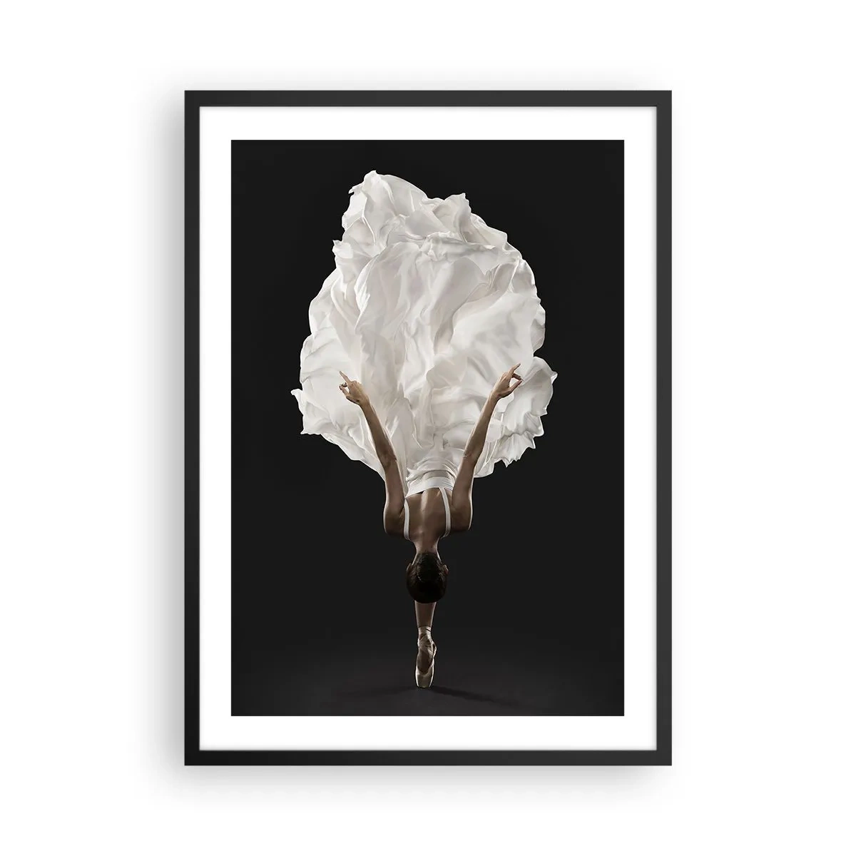 Affisch i svart ram - En dansare i en vit klänning som svävar i luften mot en svart bakgrund - 50x70cm - Ovanliga vägar - Modern väggdekoration för vardagsrum och sovrum ARTTOR