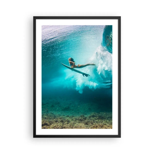 Affisch i svart ram - En surfare under vattnet i en dynamisk scen med turkosa vågor. - 50x70cm - Undervattenvärld - Modern väggdekoration för vardagsrum och sovrum ARTTOR