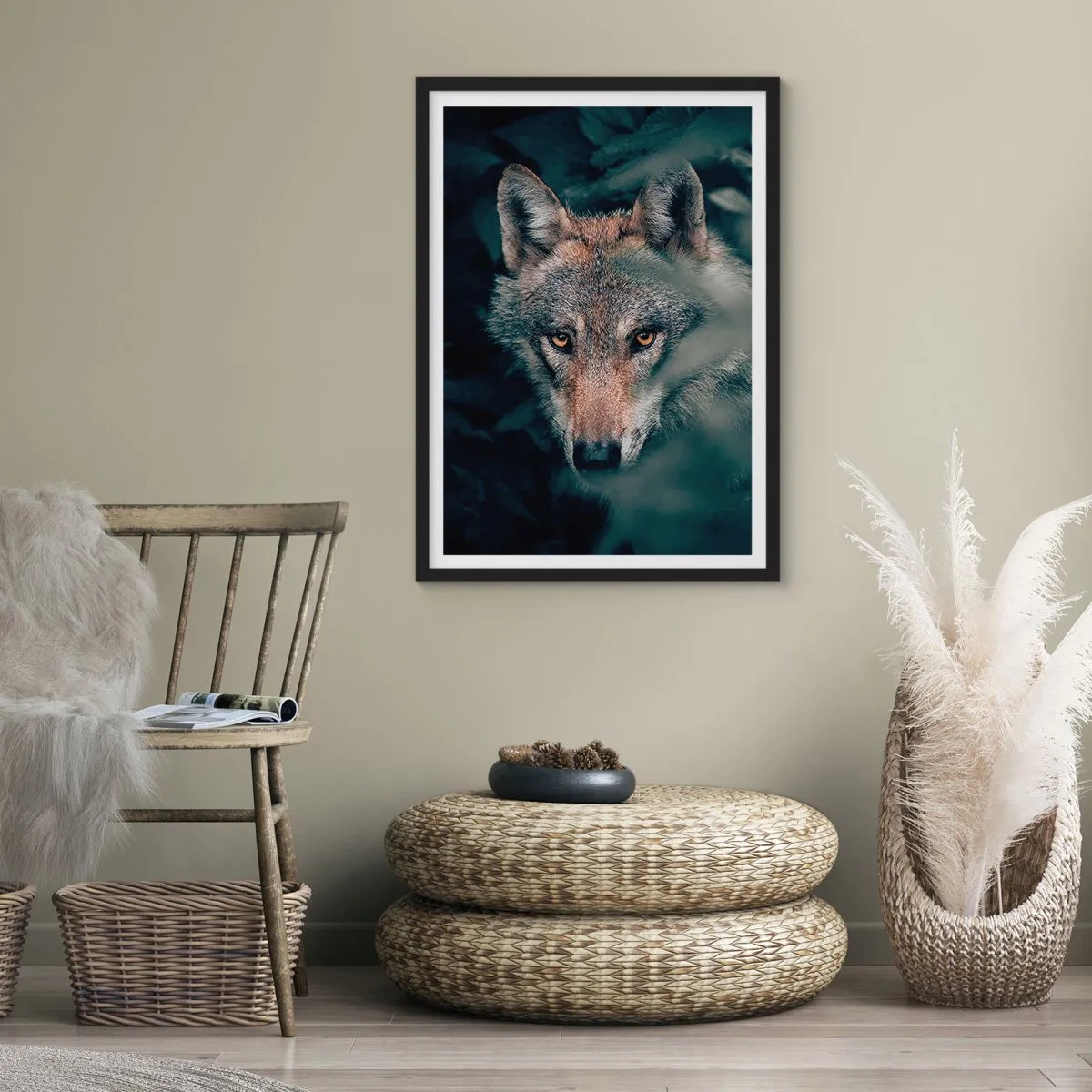 Affisch i svart ram - Porträtt av en varg i en mystisk skogsmiljö - 50x70cm - Jägare - Modern väggdekoration för vardagsrum och sovrum ARTTOR