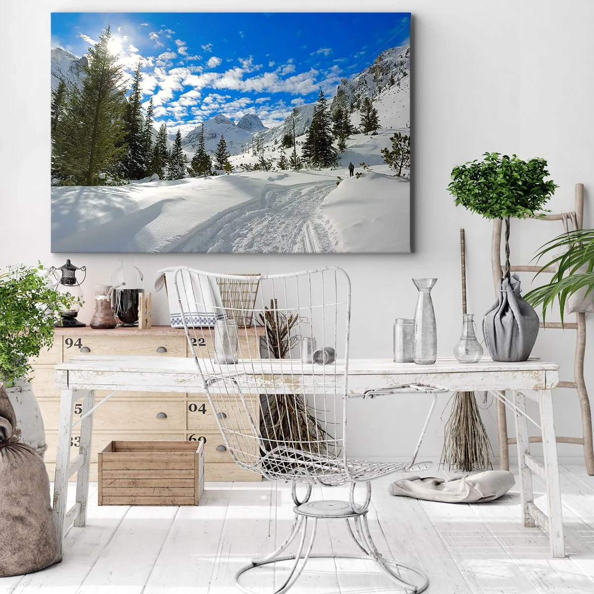 Canvastavla - Bild på duk - Vinterbergslandskap med en skog och en stig i snön - 70x50cm - I snön och i solen - Modern väggdekoration för vardagsrum och sovrum ARTTOR
