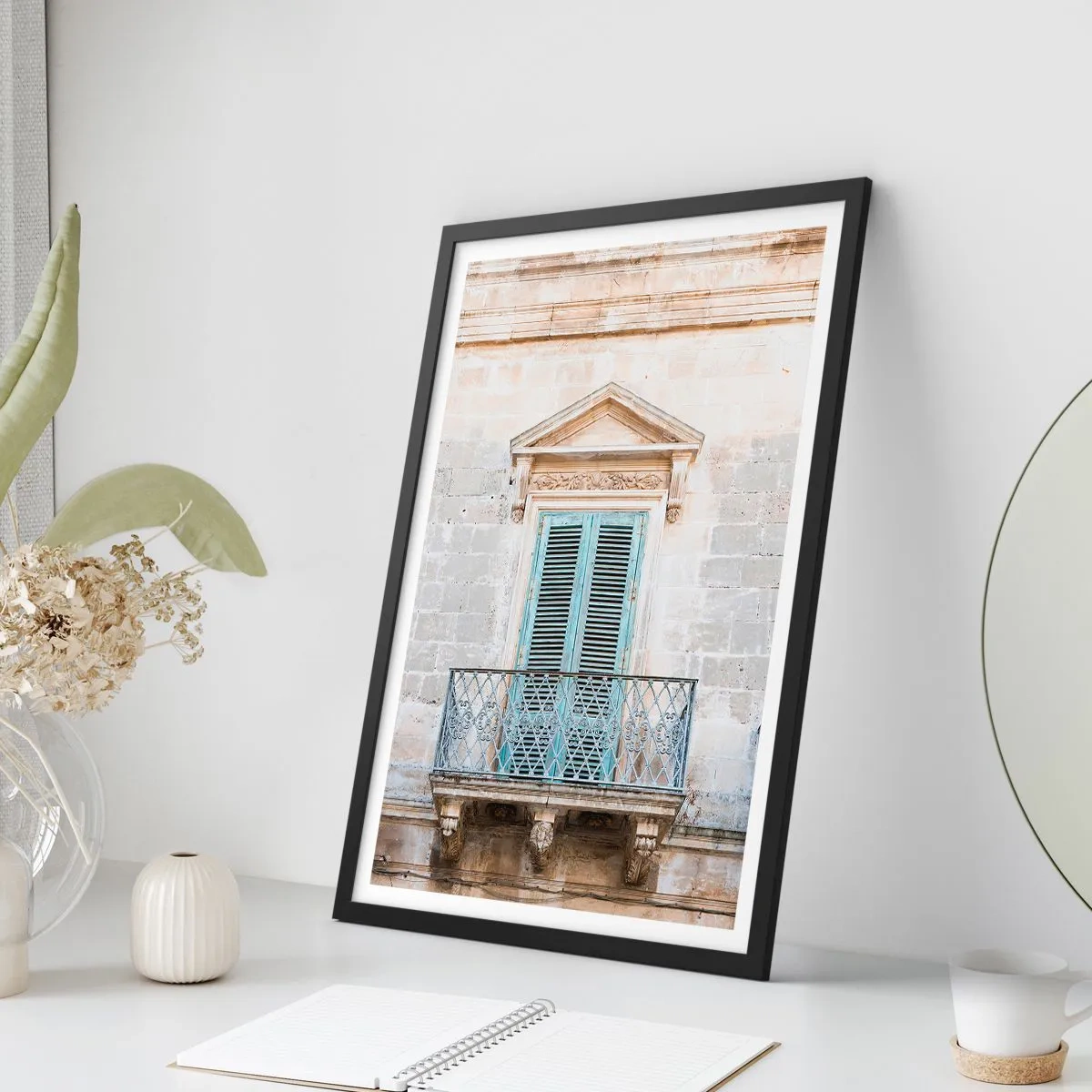 Affisch i svart ram - Historisk balkong med blå fönsterluckor i medelhavsstil - 50x70cm - Italiens unika charm - Modern väggdekoration för vardagsrum och sovrum ARTTOR