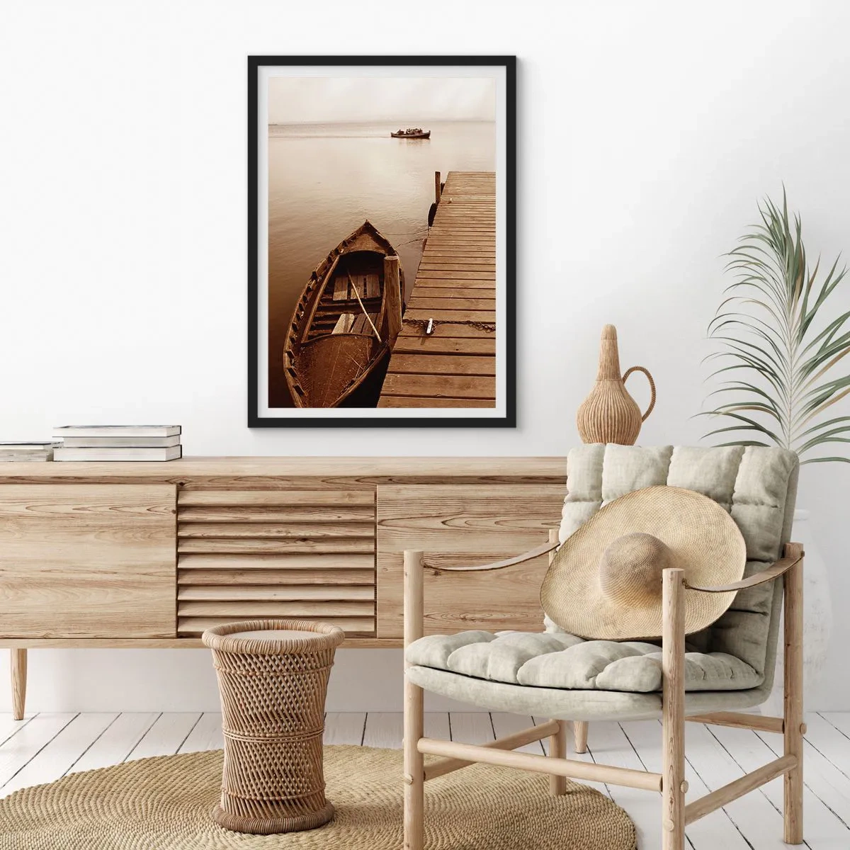 Affisch i svart ram - En båt vid en träpir i sepia - 50x70cm - Stora lugnet - Modern väggdekoration för vardagsrum och sovrum ARTTOR