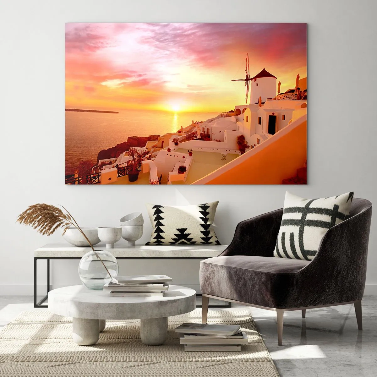 Glastavla - Bild på glas - Solnedgång över Santorini med vita byggnader och en väderkvarn - 70x50cm - Smälta sig in i vitt och guld - Modern väggdekoration för vardagsrum och sovrum ARTTOR