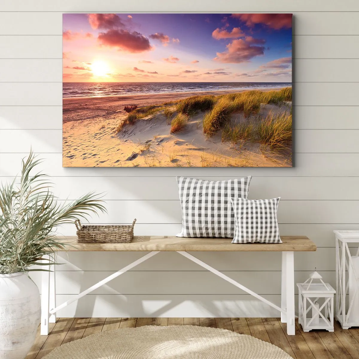 Canvastavla - Bild på duk - En gräsbevuxen strand och en solnedgång över ett lugnt hav - 70x50cm - Luften luktar sommar - Modern väggdekoration för vardagsrum och sovrum ARTTOR