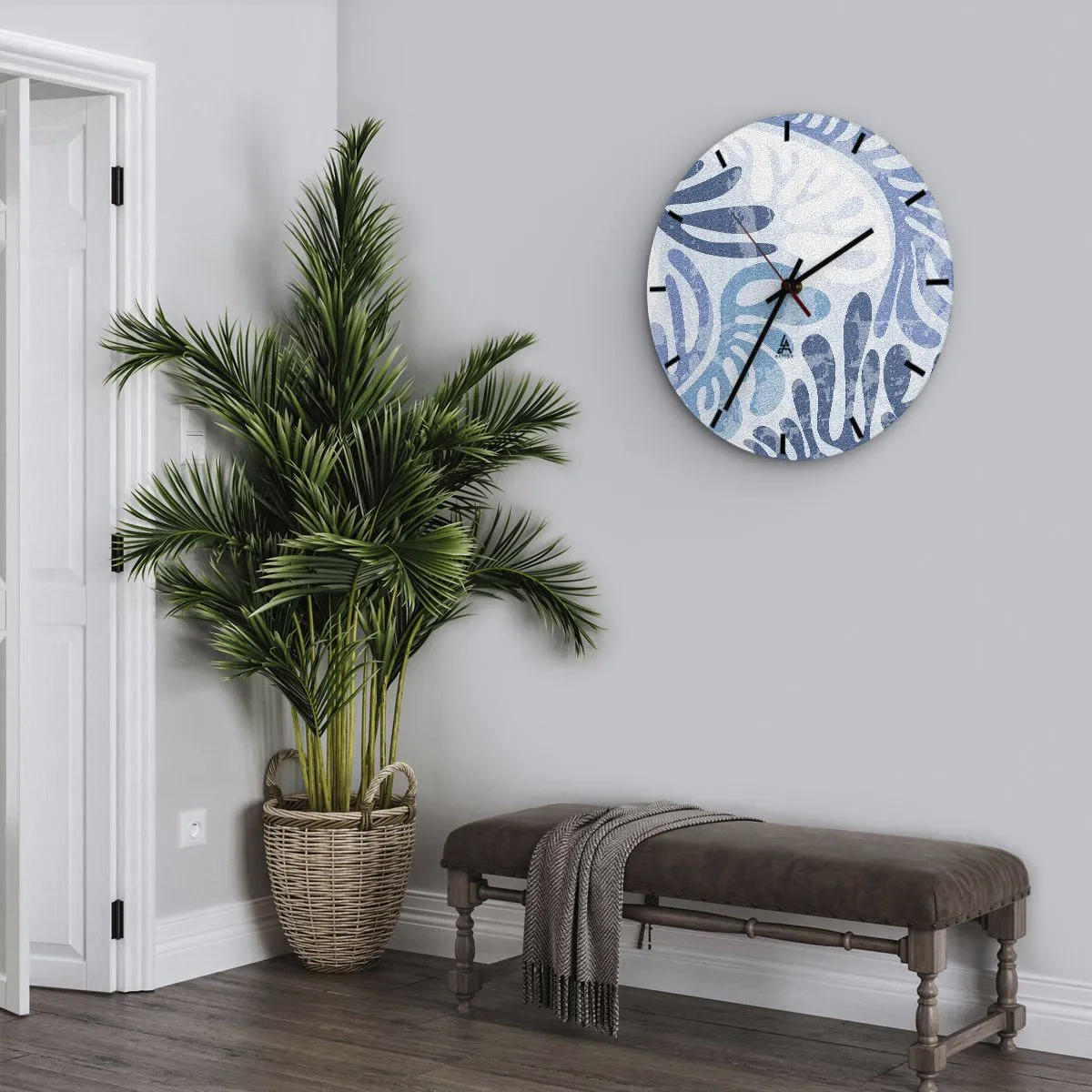 Väggklocka - Klocka på glas - Organiska blå former på en ljus bakgrund - 30x30cm - Blåa ormbunkar - Modern väggdekoration för vardagsrum, kök och sovrum ARTTOR
