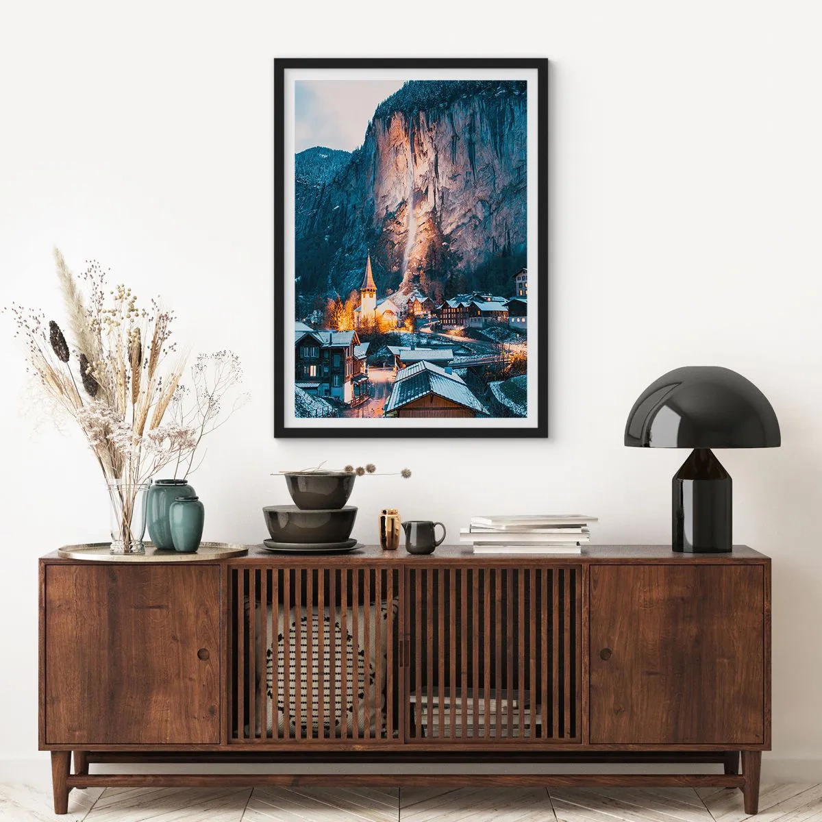 Affisch i svart ram - Upplyst vinterby vid foten av klippan - 50x70cm - Vinterns ljusa ande - Modern väggdekoration för vardagsrum och sovrum ARTTOR