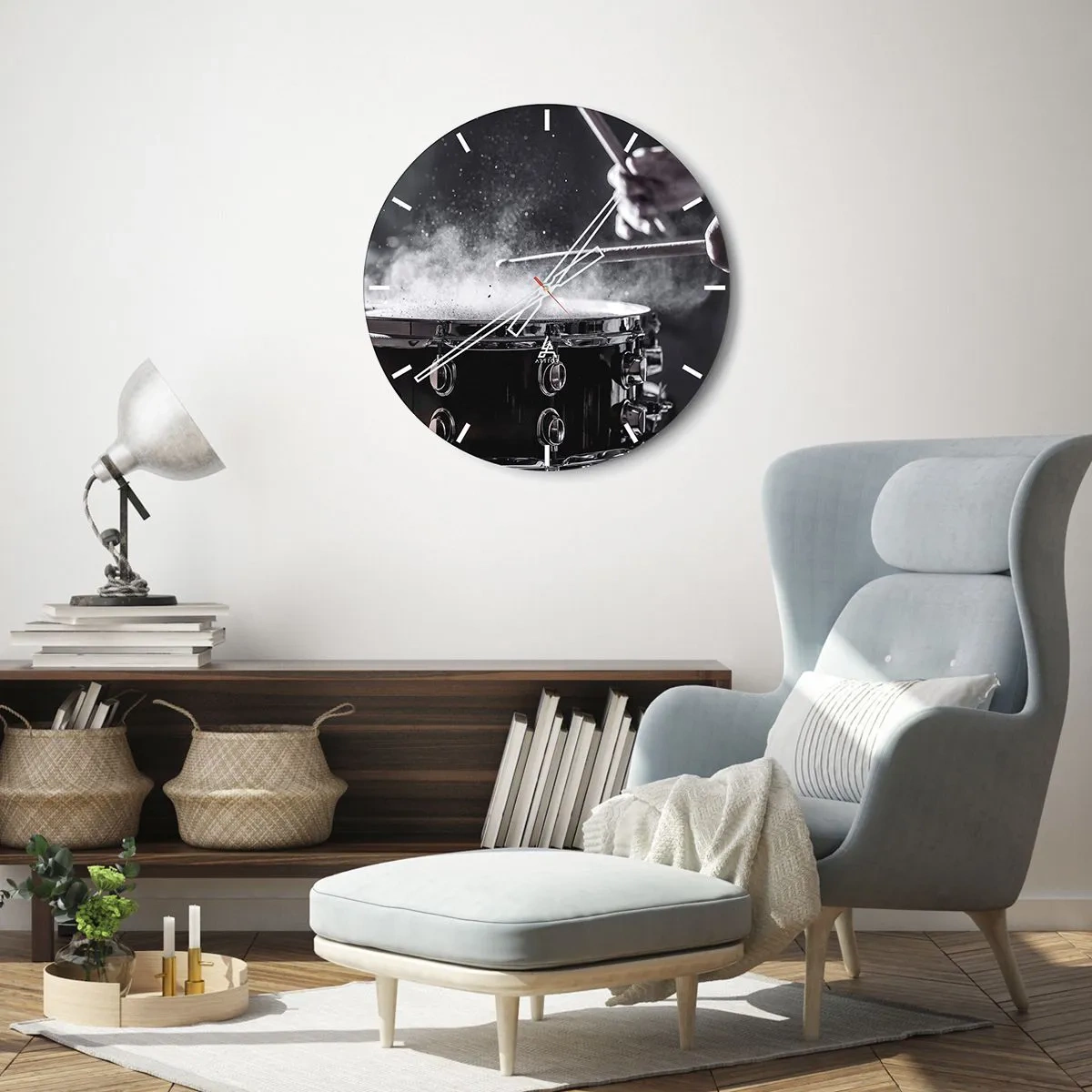 Väggklocka - Klocka på glas - Trummor i aktion, med damm som flyger när de slår - 30x30cm - Musikens puls - Modern väggdekoration för vardagsrum, kök och sovrum ARTTOR