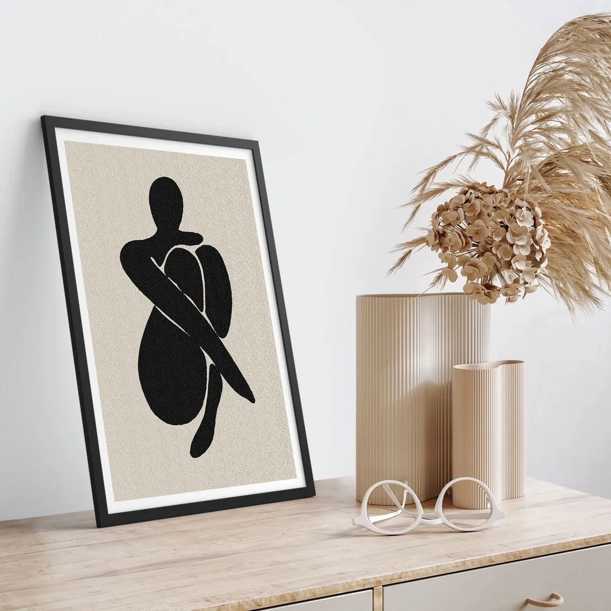 Affisch i svart ram - Abstrakt figur i en pose med armar lindade runt kroppen, svartvit illustration - 50x70cm - I min egen famn - Modern väggdekoration för vardagsrum och sovrum ARTTOR