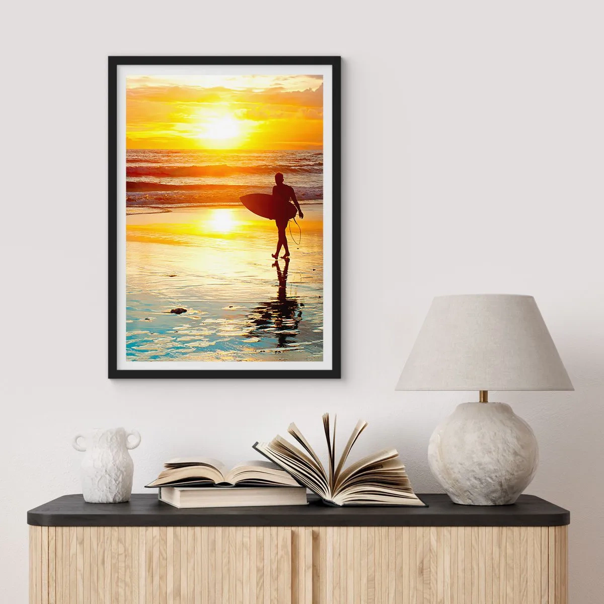 Affisch i svart ram - Surfare som går på stranden vid solnedgången - 50x70cm - Kämpes återkomst - Modern väggdekoration för vardagsrum och sovrum ARTTOR