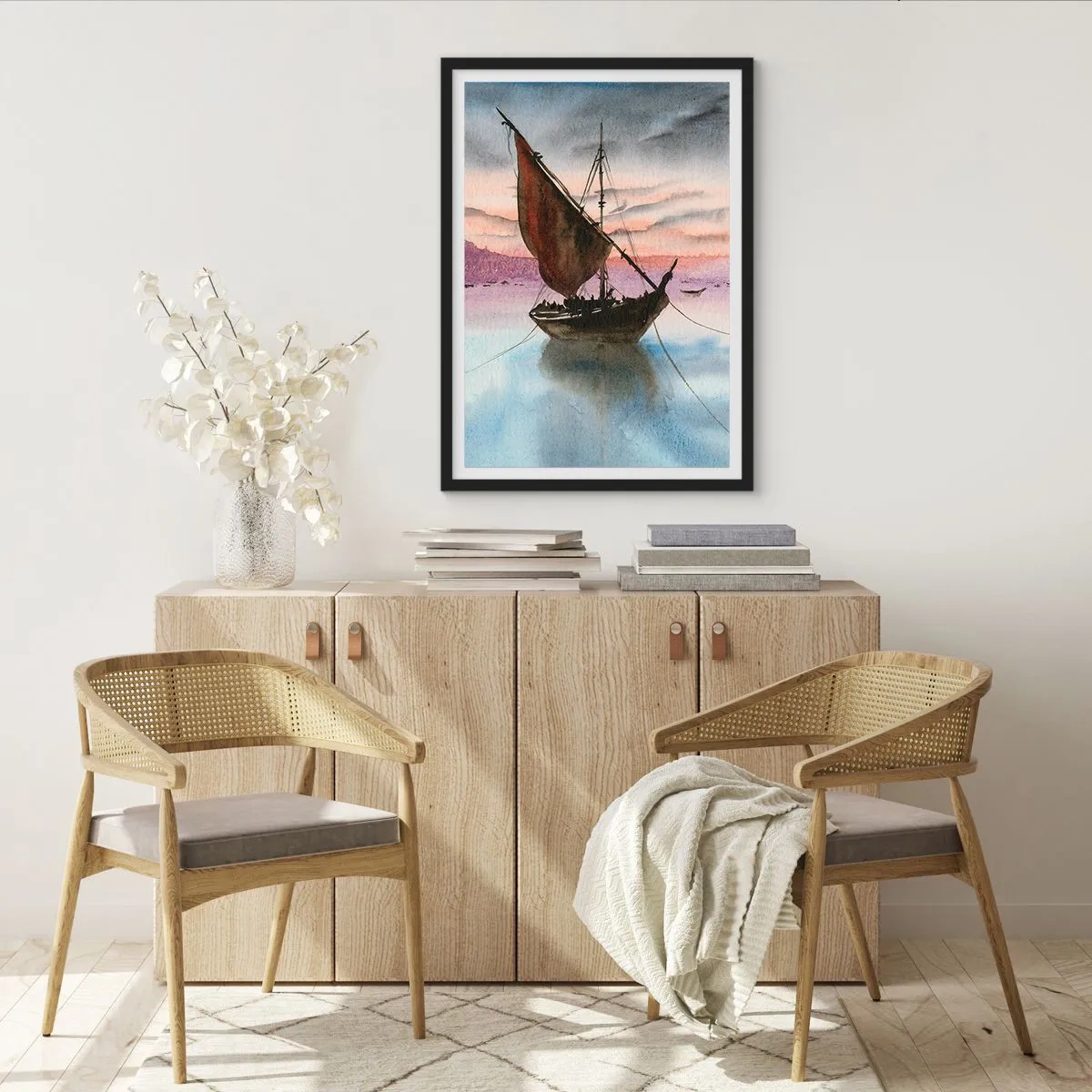 Affisch i svart ram - Ett segelfartyg på lugnt vatten i solnedgångens ljus - 50x70cm - Kväll i hamnen - Modern väggdekoration för vardagsrum och sovrum ARTTOR