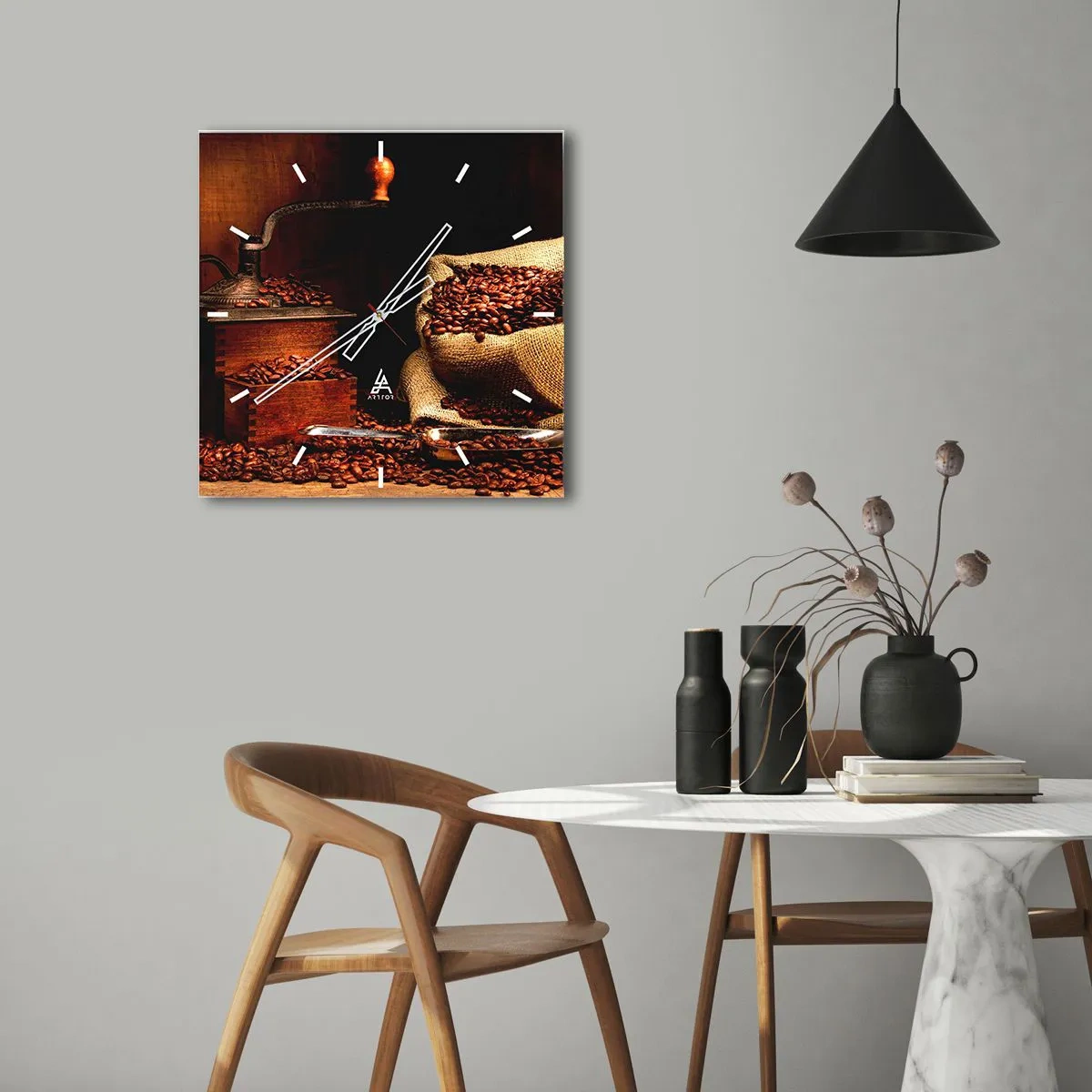 Väggklocka - Klocka på glas - Stilleben med kaffebönor och kvarn - 40x40 cm