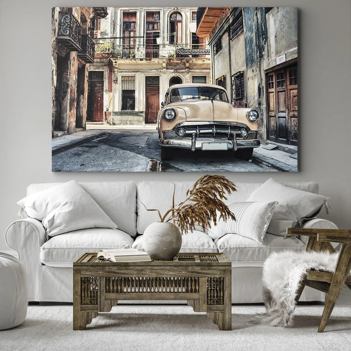 Canvastavla - Bild på duk - En klassisk bil mot bakgrund av urban arkitektur - 70x50cm - Siesta i Havana - Modern väggdekoration för vardagsrum och sovrum ARTTOR
