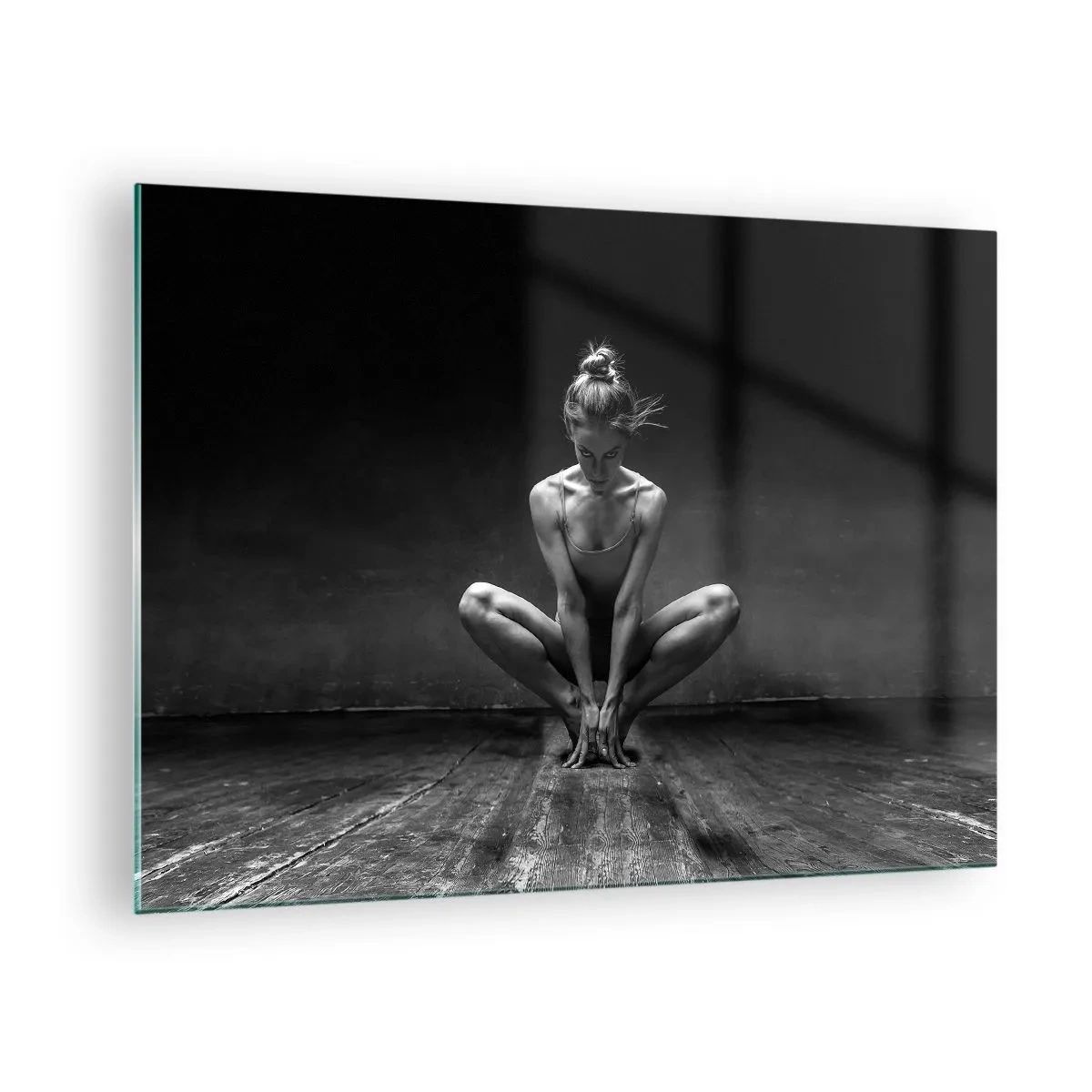 Glastavla - Bild på glas - En dansare i balettpose på ett trägolv - 70x50cm - Koncentrerad dansenergi - Modern väggdekoration för vardagsrum och sovrum ARTTOR
