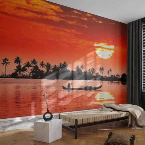 Fototapet Standard Eco - Tropisk solnedgång över vatten med palmer och en båt - 100x70cm - Tropiskt lugn vid solnedgången - Modern väggdekoration för vardagsrum och sovrum ARTTOR