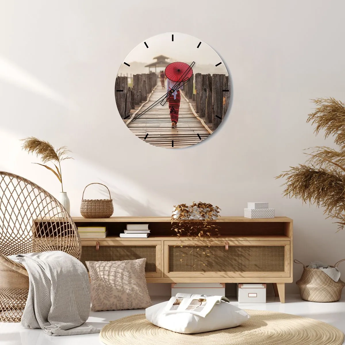 Väggklocka - Klocka på glas - En kvinna med ett rött paraply på en träbro - 30x30cm - På den gamla bron - Modern väggdekoration för vardagsrum, kök och sovrum ARTTOR