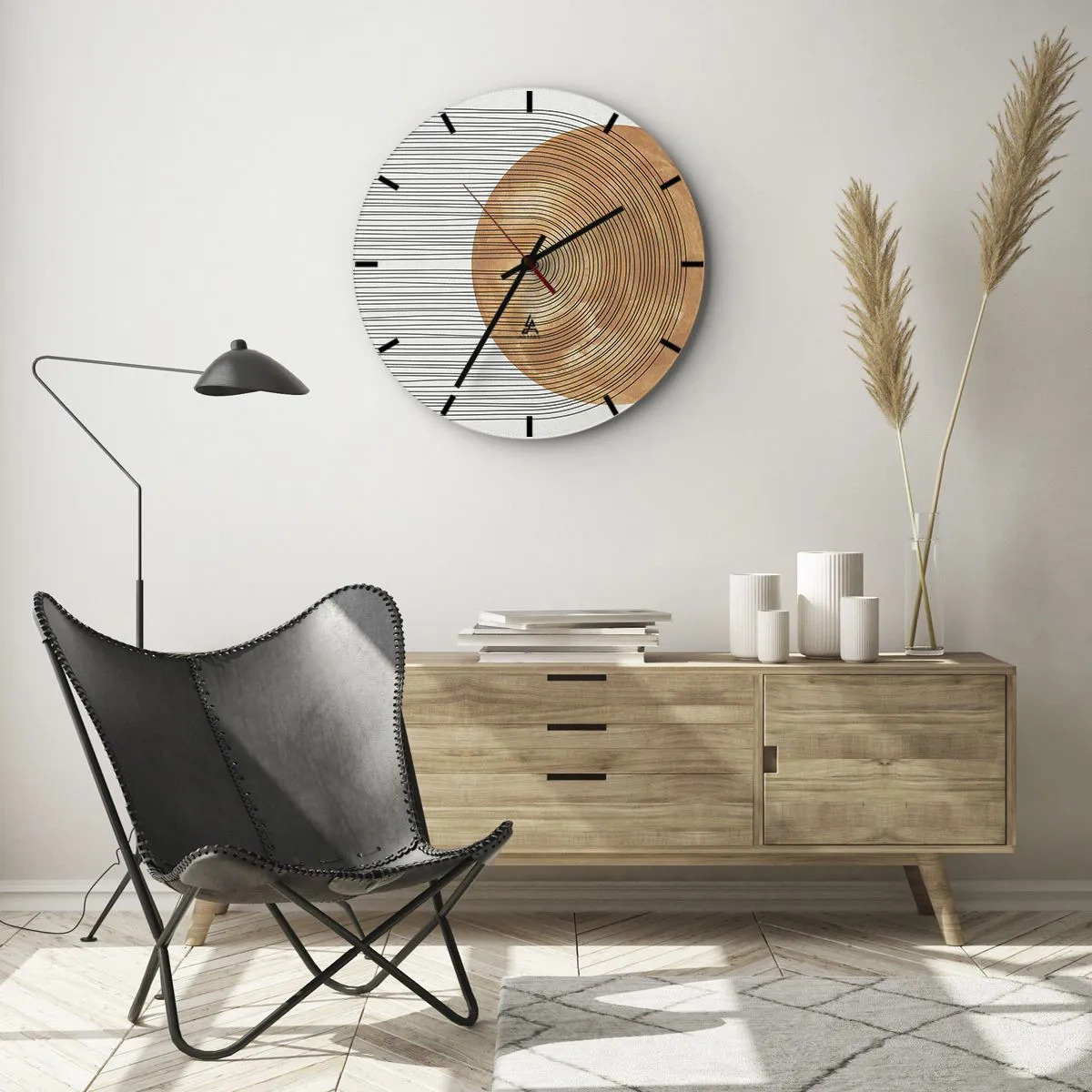 Väggklocka - Klocka på glas - Trä och linjer mot en ljus bakgrund i geometrisk harmoni - 30x30cm - En solig komposition - Modern väggdekoration för vardagsrum, kök och sovrum ARTTOR