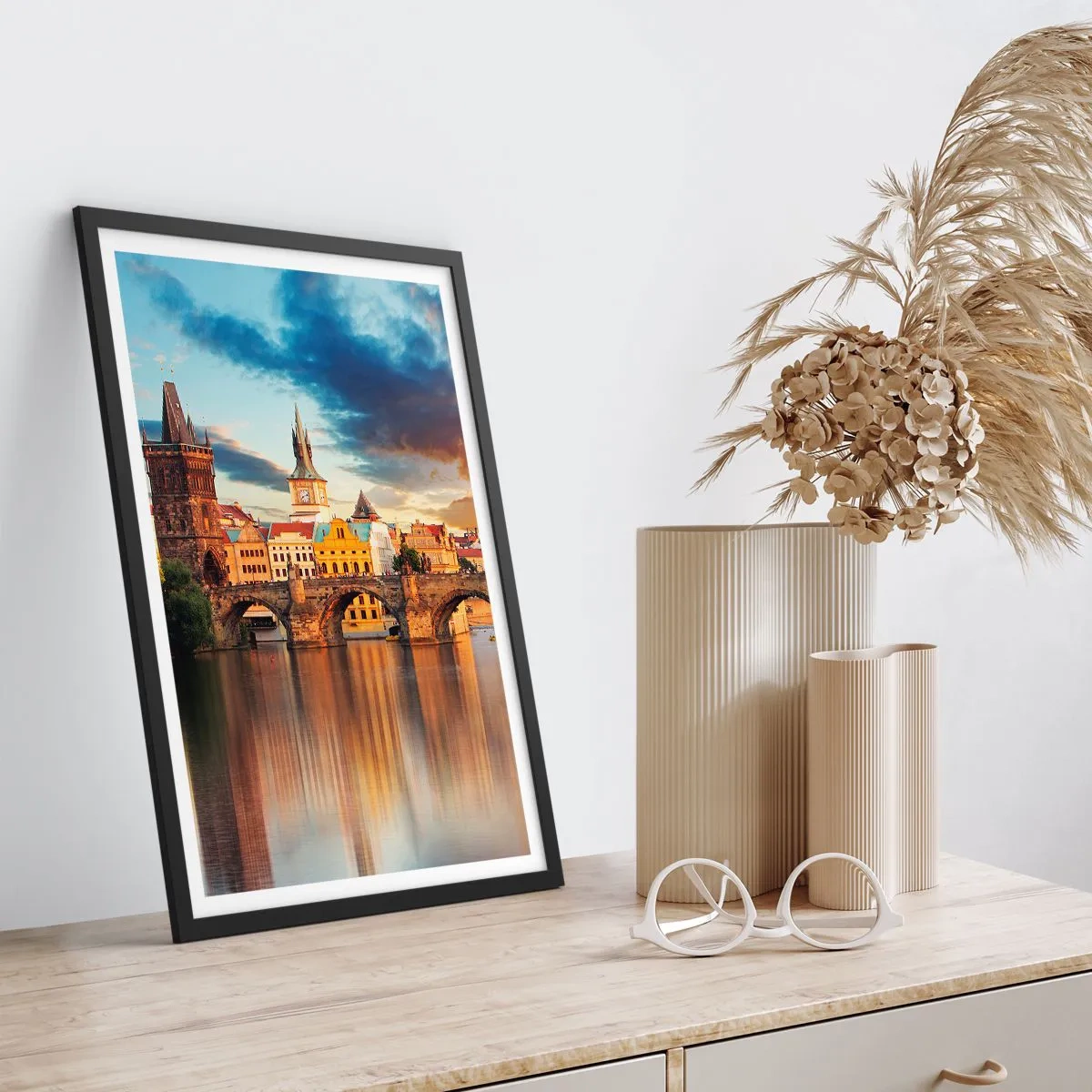 Affisch i svart ram - Karlsbron i Prag vid solnedgången - 50x70cm - Vacker sedan århundraden - Modern väggdekoration för vardagsrum och sovrum ARTTOR