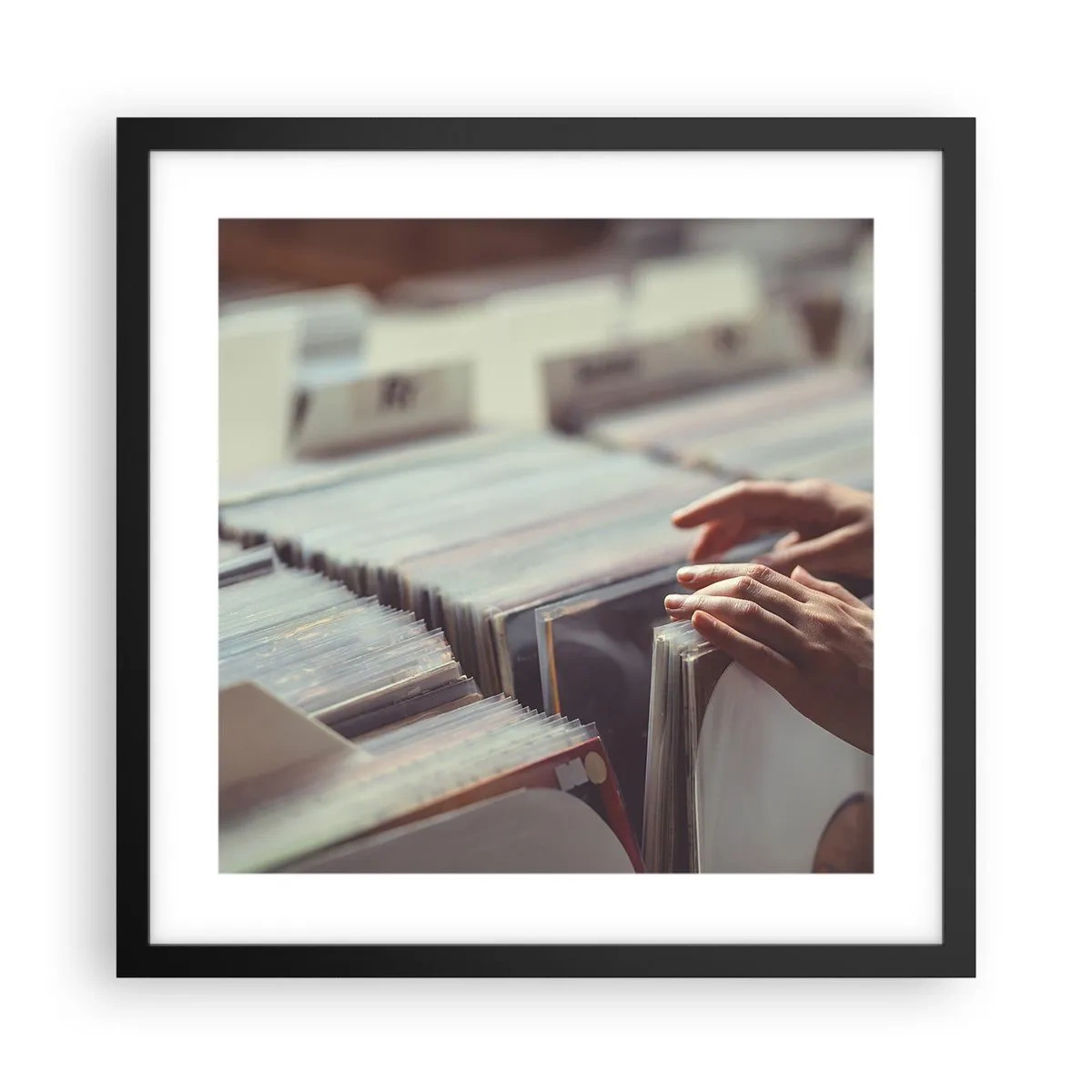 Affisch i svart ram - I jakten efter känslor - 40x40 cm