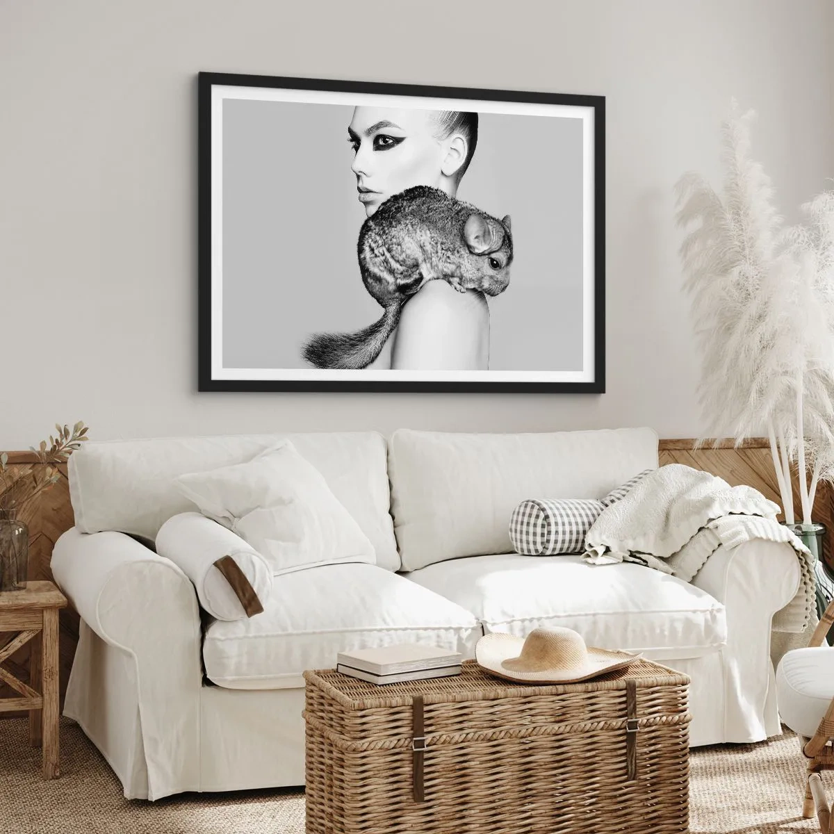 Affisch i svart ram - Dam med chinchilla - 50x40 cm