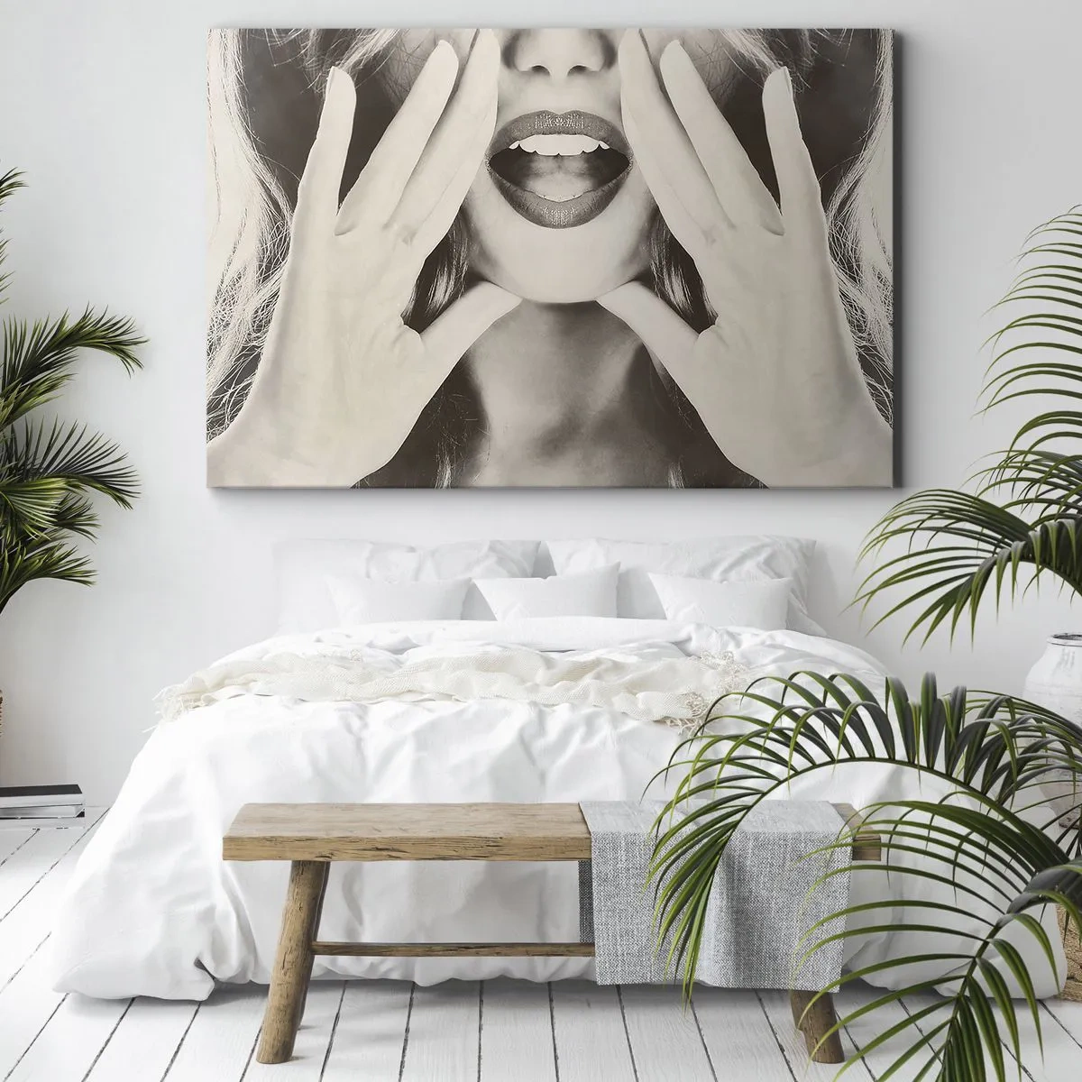 Canvastavla - Bild på duk - Svartvitt porträtt av en kvinna med uttrycksfulla läppar och händer - 70x50cm - Jag kommer! - Modern väggdekoration för vardagsrum och sovrum ARTTOR