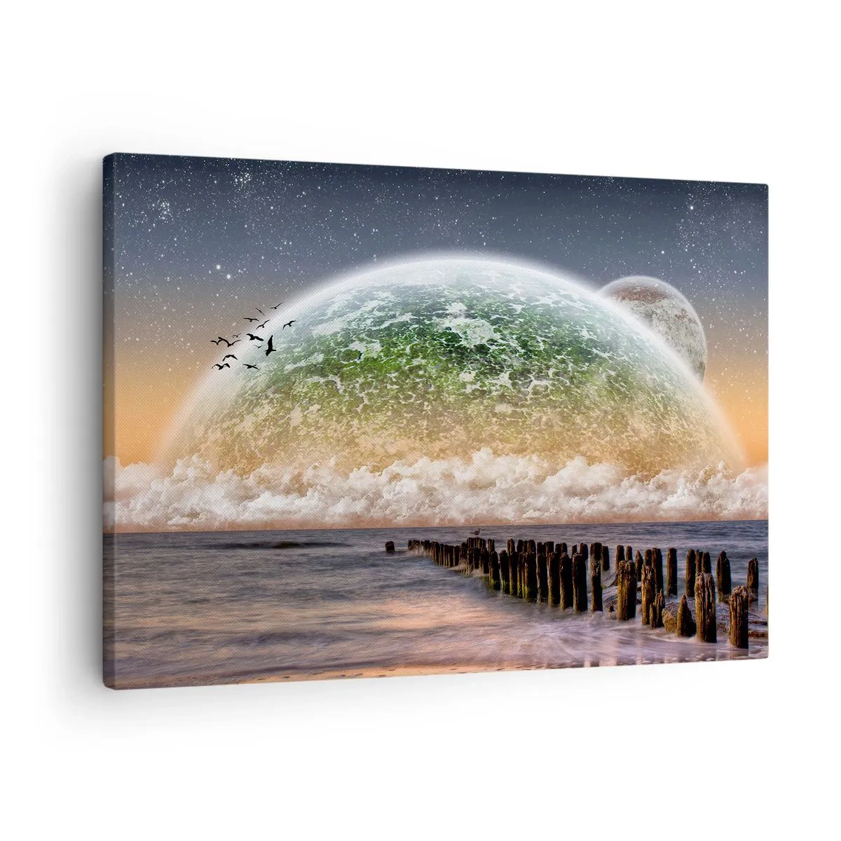 Canvastavla - Bild på duk - Ett fantastiskt landskap med en stor planet ovanför havet och en träpir. - 70x50cm - Och världen uppstod ur vatten - Modern väggdekoration för vardagsrum och sovrum ARTTOR