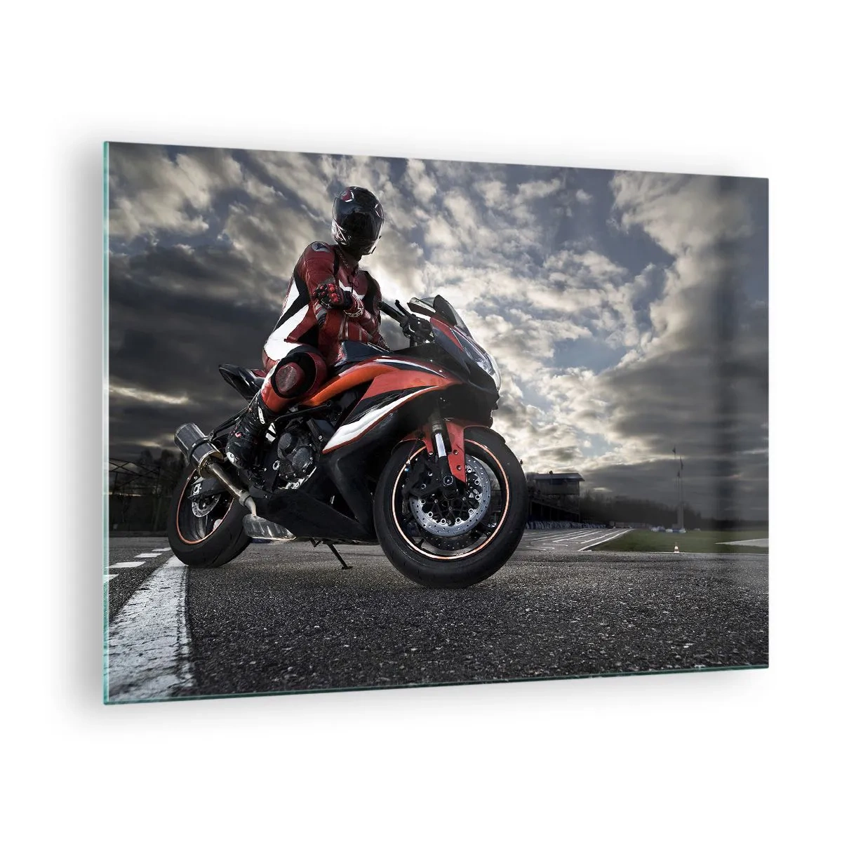 Glastavla - Bild på glas - En motorcyklist på en racerbana under en stormig himmel - 70x50cm - Mörk ryttare - Modern väggdekoration för vardagsrum och sovrum ARTTOR