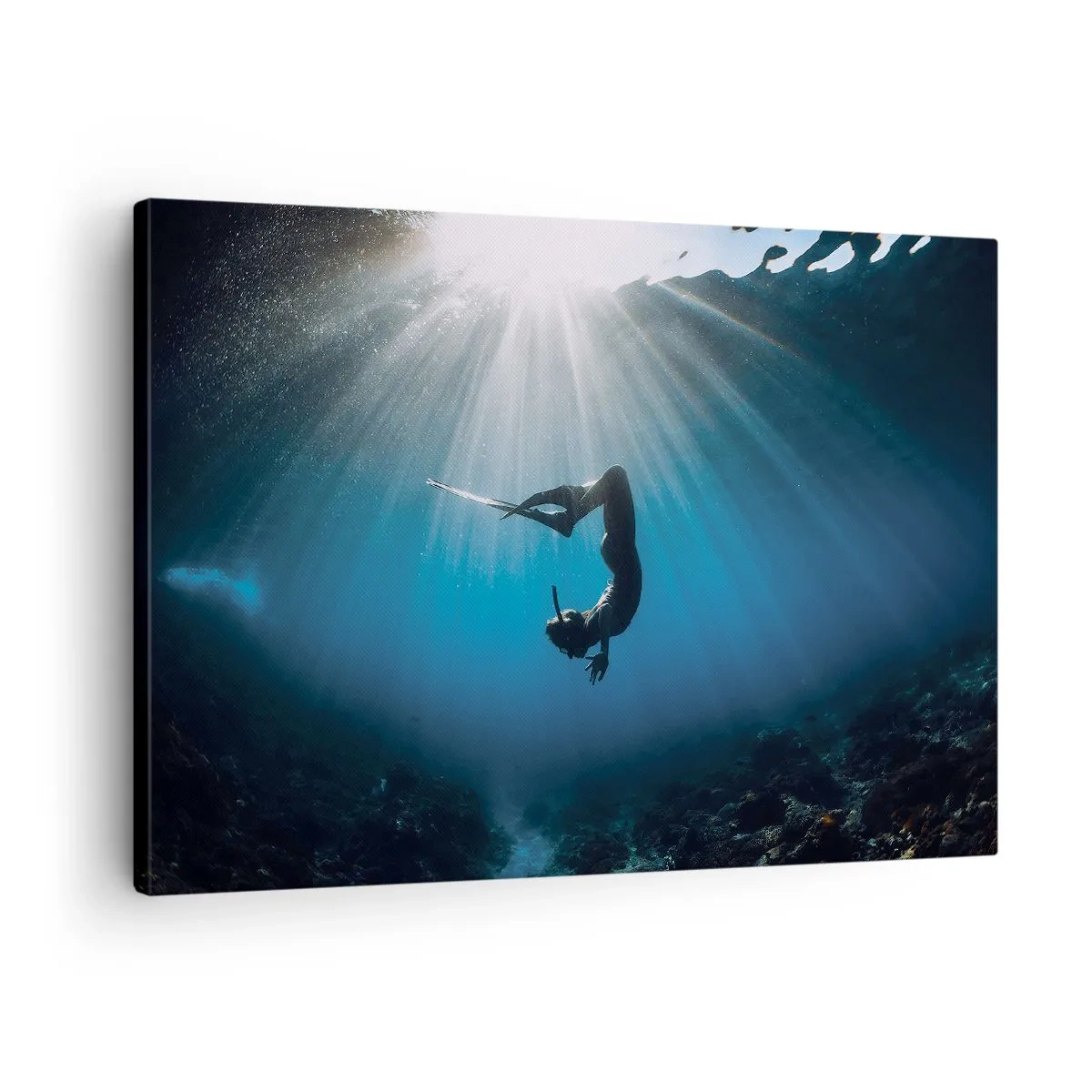 Canvastavla - Bild på duk - En dykare som flyter i en ljusstråle under vattnet - 70x50cm - Undervattendans - Modern väggdekoration för vardagsrum och sovrum ARTTOR
