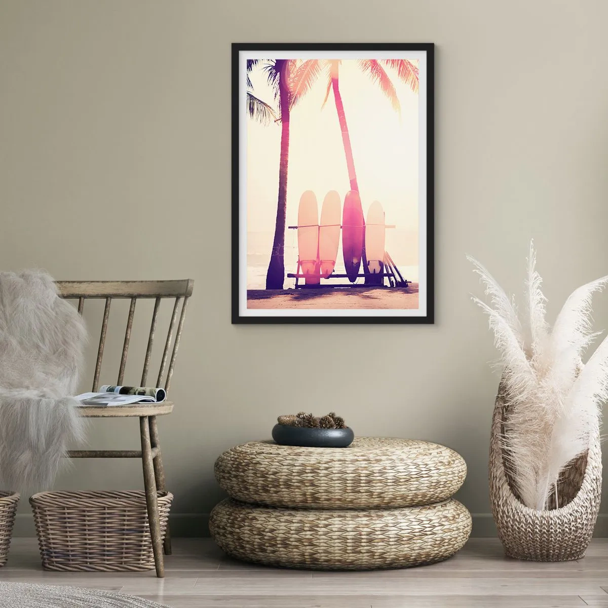 Affisch i svart ram - Surfbrädor uppradade under palmer på stranden - 50x70cm - Det blir en underbar dag - Modern väggdekoration för vardagsrum och sovrum ARTTOR
