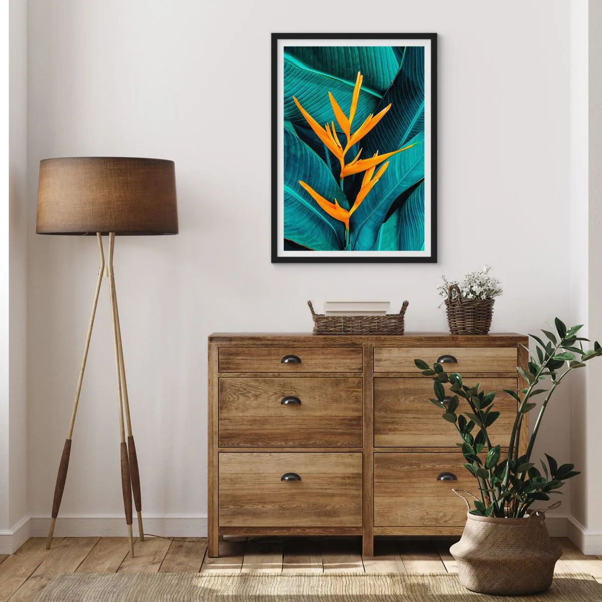 Affisch i svart ram - En exotisk blomma mot en bakgrund av gröna tropiska blad. - 50x70cm - Edens blomma - Modern väggdekoration för vardagsrum och sovrum ARTTOR