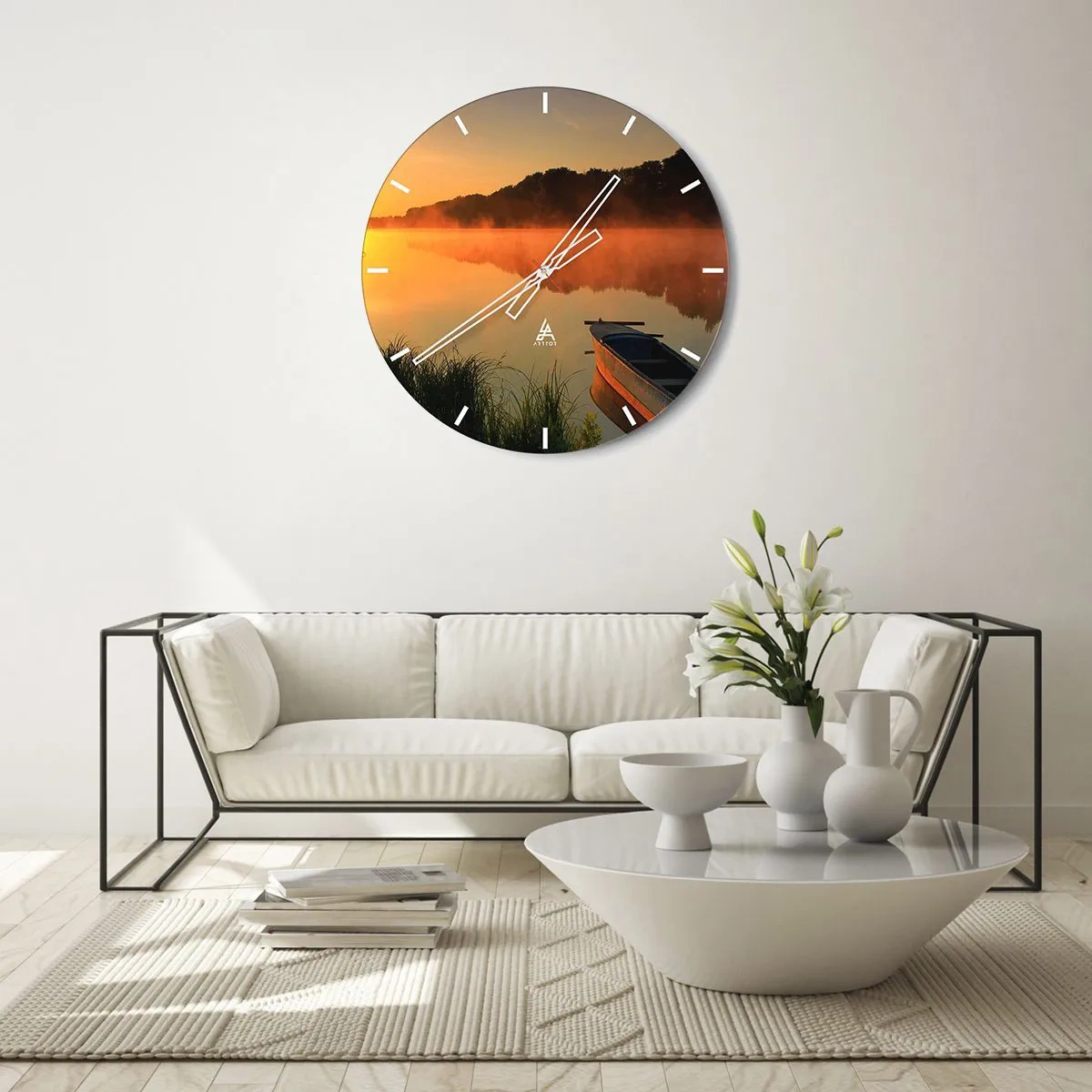 Väggklocka - Klocka på glas - En båt på en sjö på morgonen omgiven av dimma - 30x30cm - Soluppgång vid spegelklart vatten - Modern väggdekoration för vardagsrum, kök och sovrum ARTTOR
