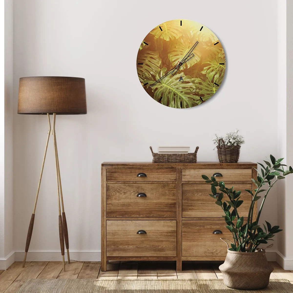 Väggklocka - Klocka på glas - Monstera lämnar i ljuset av den nedgående solen - 30x30cm - Beträda grönskan... - Modern väggdekoration för vardagsrum, kök och sovrum ARTTOR