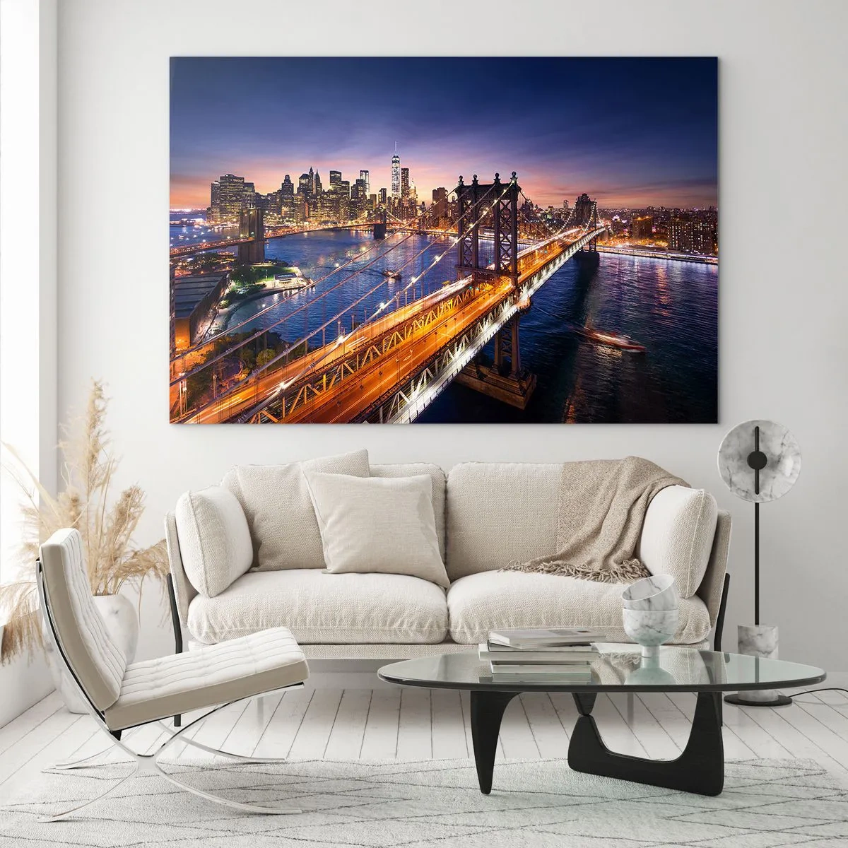 Glastavla - Bild på glas - Bron mot bakgrund av kvällsstadspanoraman med upplysta skyskrapor - 70x50cm - Över ljusbron till stadens hjärta - Modern väggdekoration för vardagsrum och sovrum ARTTOR