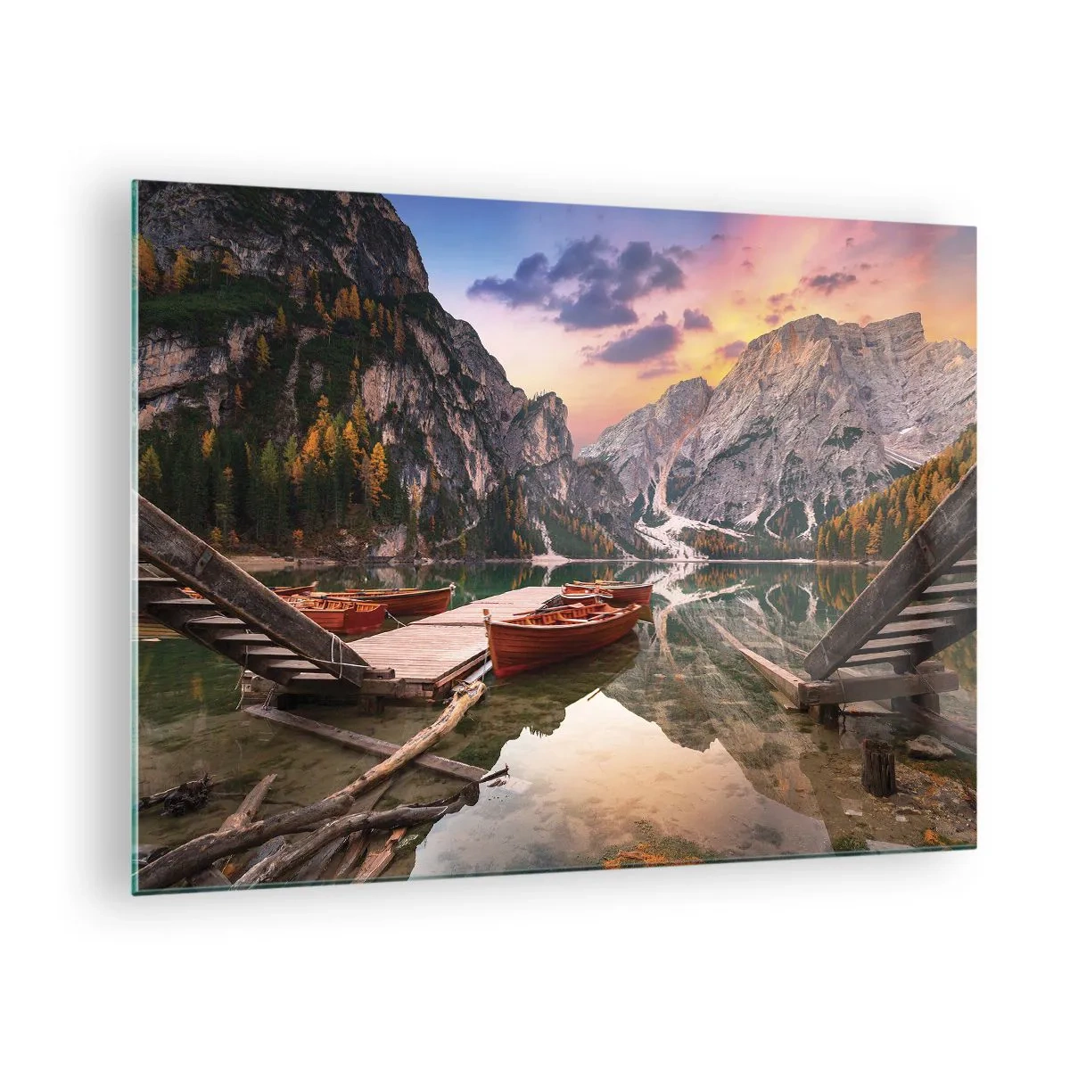 Glastavla - Bild på glas - Bergsjö med en pir och båtar vid soluppgången - 70x50cm - Dagens löfte - Modern väggdekoration för vardagsrum och sovrum ARTTOR