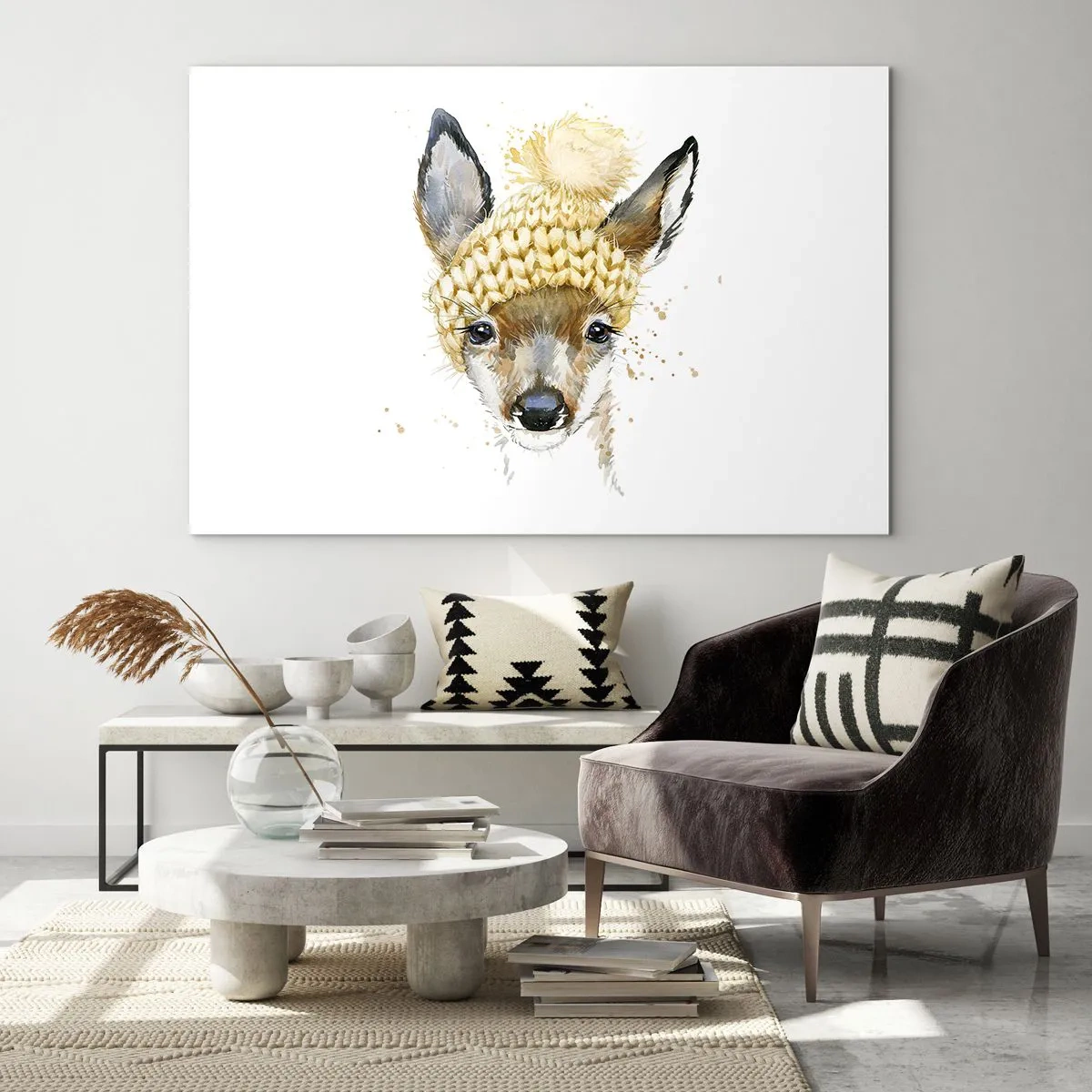 Glastavla - Bild på glas - Ett rådjur i en ullmössa med en pompom - 70x50cm - För vinter i insnöad skog - Modern väggdekoration för vardagsrum och sovrum ARTTOR