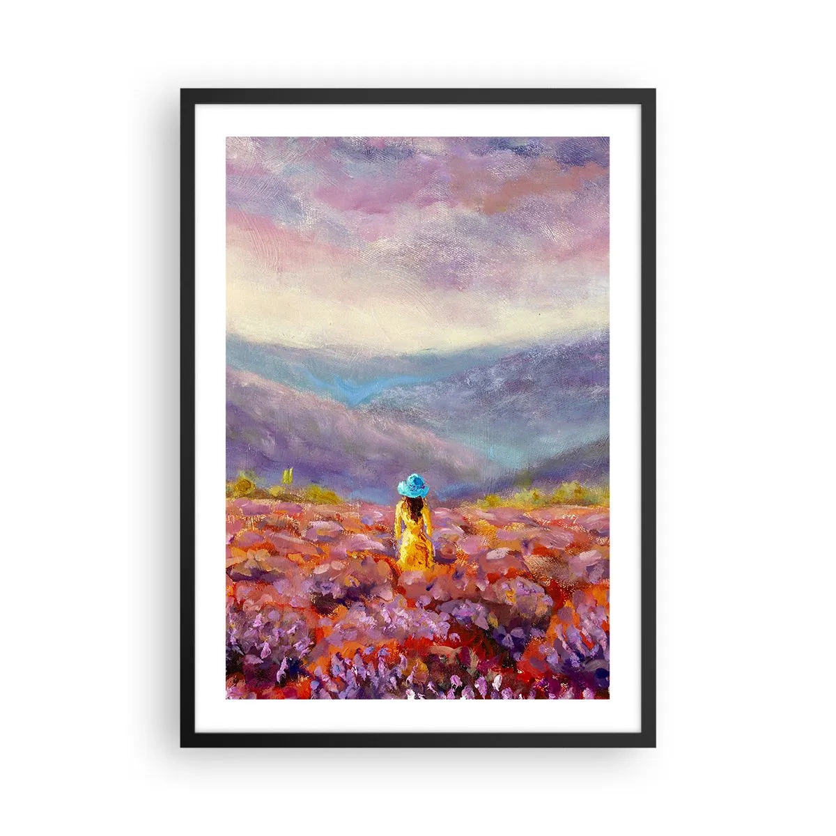 Affisch i svart ram - Ett lavendelfält med en kvinna i hatt mot en bergsbakgrund. - 50x70cm - I lavendelsvärld - Modern väggdekoration för vardagsrum och sovrum ARTTOR