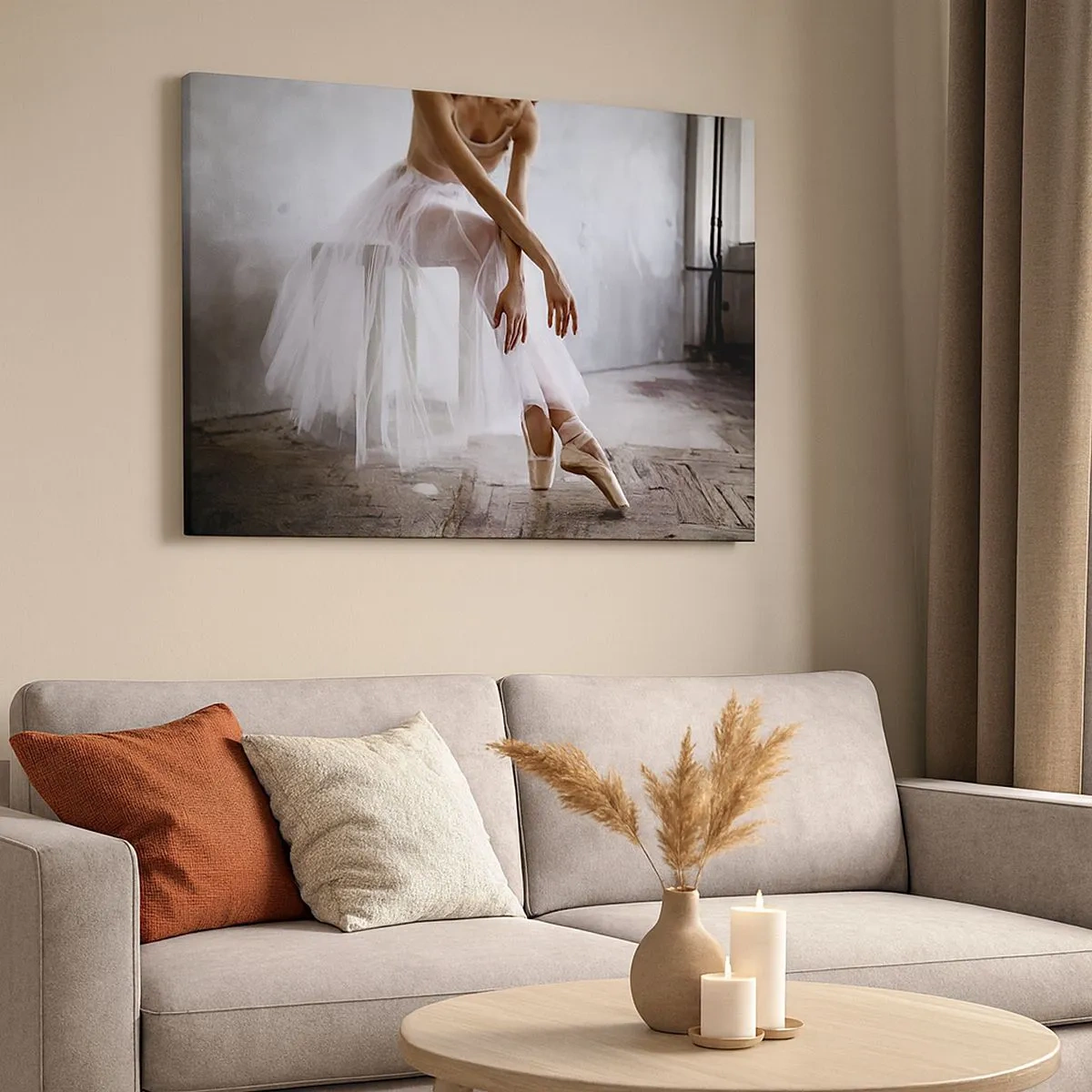 Canvastavla - Bild på duk - En ballerina i en delikat pose mot en industriell bakgrund - 70x50cm - Innan rampljuset tänds - Modern väggdekoration för vardagsrum och sovrum ARTTOR