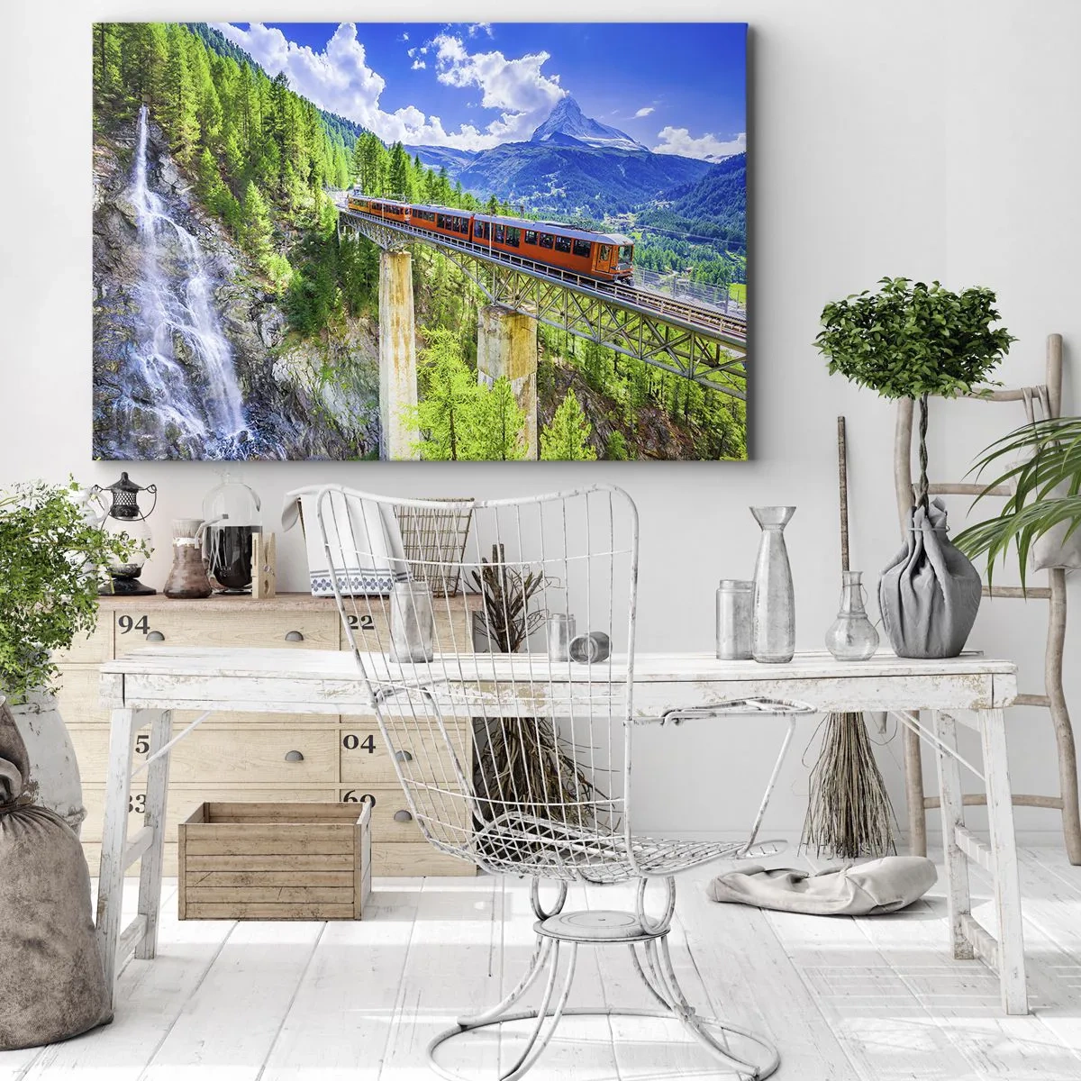 Canvastavla - Bild på duk - En berg-och-dalbana på en bro med utsikt över ett vattenfall och berg - 70x50cm - Järnväg till Alperna - Modern väggdekoration för vardagsrum och sovrum ARTTOR