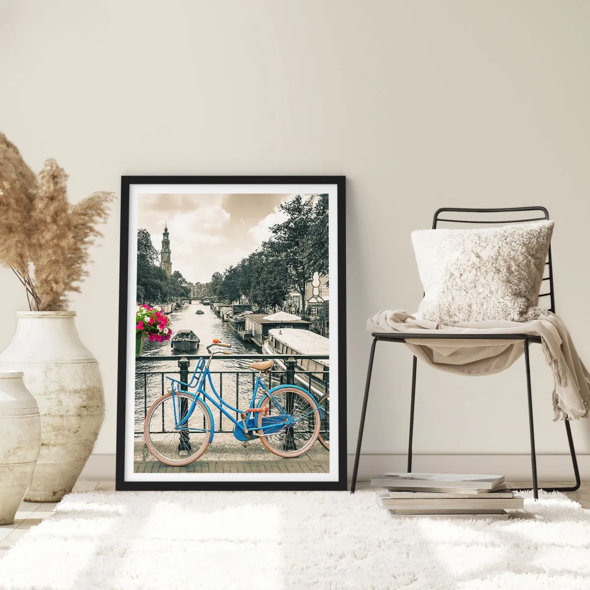 Affisch i svart ram - En blå cykel mot bakgrund av en kanal i Amsterdam - 50x70cm - En Amsterdams gatas färger - Modern väggdekoration för vardagsrum och sovrum ARTTOR