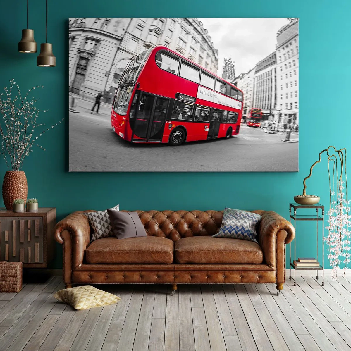 Canvastavla - Bild på duk - En röd Londonbuss mot en svartvit gata - 70x50cm - Londo traditionellt - by bus - Modern väggdekoration för vardagsrum och sovrum ARTTOR
