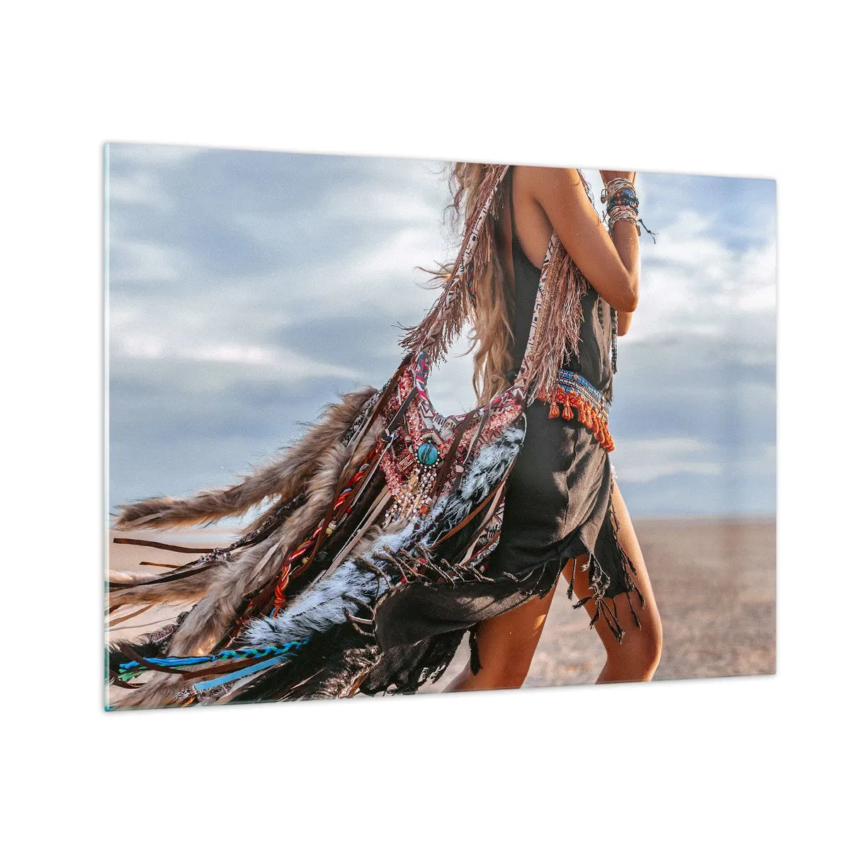 Glastavla - Bild på glas - Boho-stilkvinna med fjädrar och dekorationer mot en ökenbakgrund - 70x50cm - Shamanens flicka - Modern väggdekoration för vardagsrum och sovrum ARTTOR