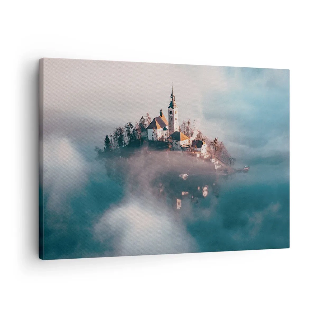Canvastavla - Bild på duk - En pittoresk ö med en kyrka omgiven av dimma - 70x50cm - Drömö - Modern väggdekoration för vardagsrum och sovrum ARTTOR