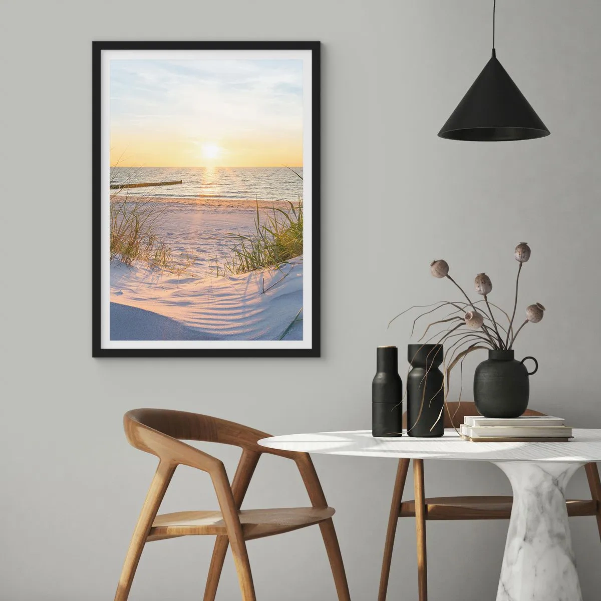 Affisch i svart ram - Solnedgångsstrand med havsutsikt - 50x70cm - Havets brus, fågelsång, tom strand bland träden - Modern väggdekoration för vardagsrum och sovrum ARTTOR