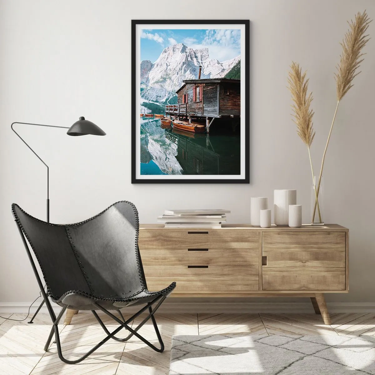Affisch i svart ram - Trähus vid en bergsjö - 50x70cm - Kristallklar fjällmorgon - Modern väggdekoration för vardagsrum och sovrum ARTTOR