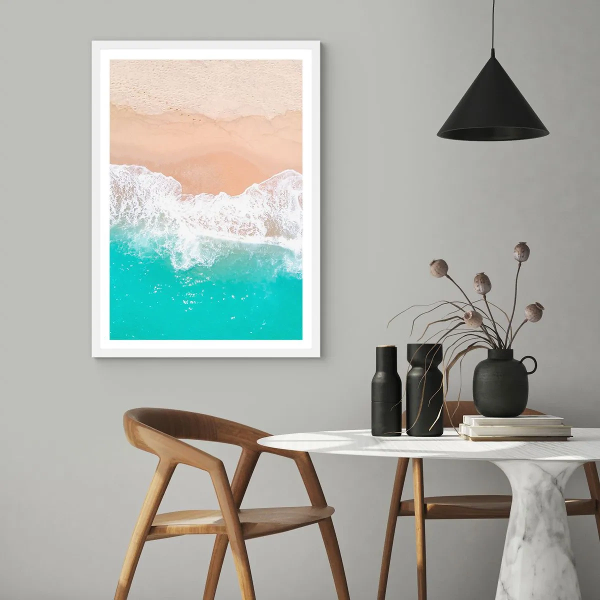 Affisch i vit ram - Smekande beröring - 70x100 cm