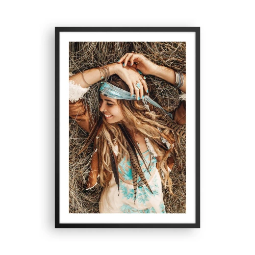 Affisch i svart ram - En boho-stil kvinna med dreadlocks och ornament mot en bakgrund av torrt gräs. - 50x70cm - På väg till kärlekens sommar - Modern väggdekoration för vardagsrum och sovrum ARTTOR
