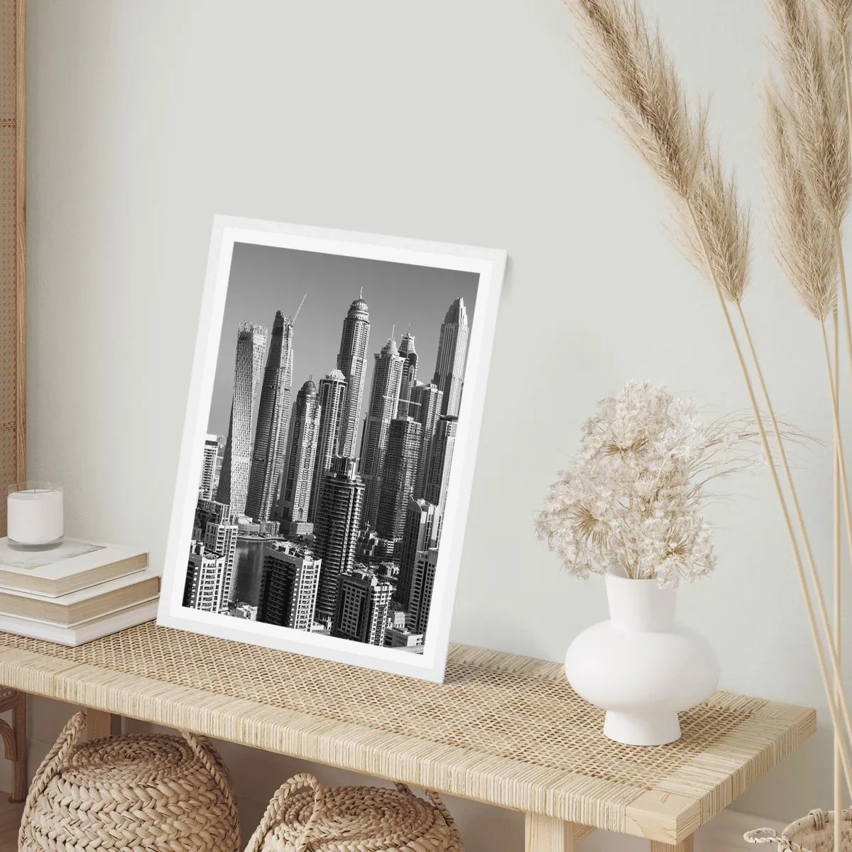 Affisch i vit ram - Stad över öknen - 50x70 cm