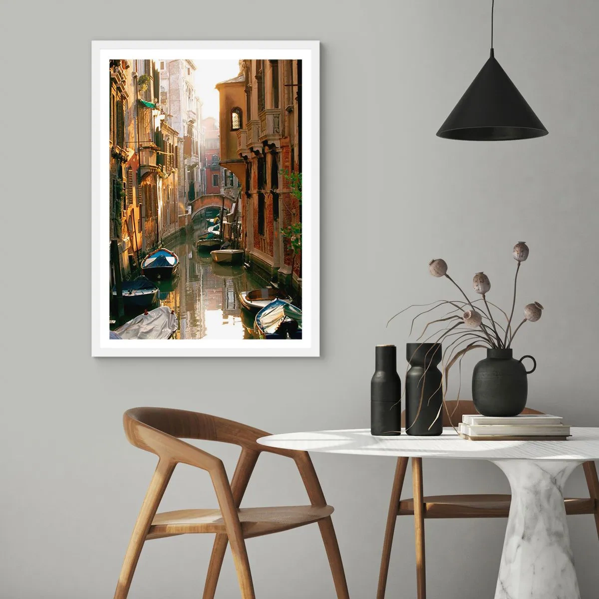 Affisch i vit ram - På en gränd i Venedig - 30x40 cm
