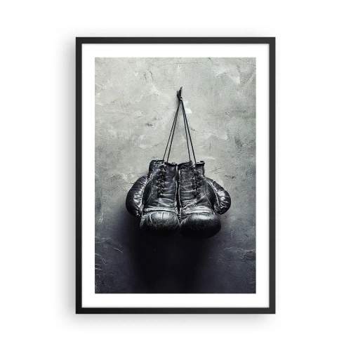 Affisch i svart ram - Svarta boxningshandskar som hänger på ett snöre - 50x70cm - Stridens tid och fredens tid - Modern väggdekoration för vardagsrum och sovrum ARTTOR