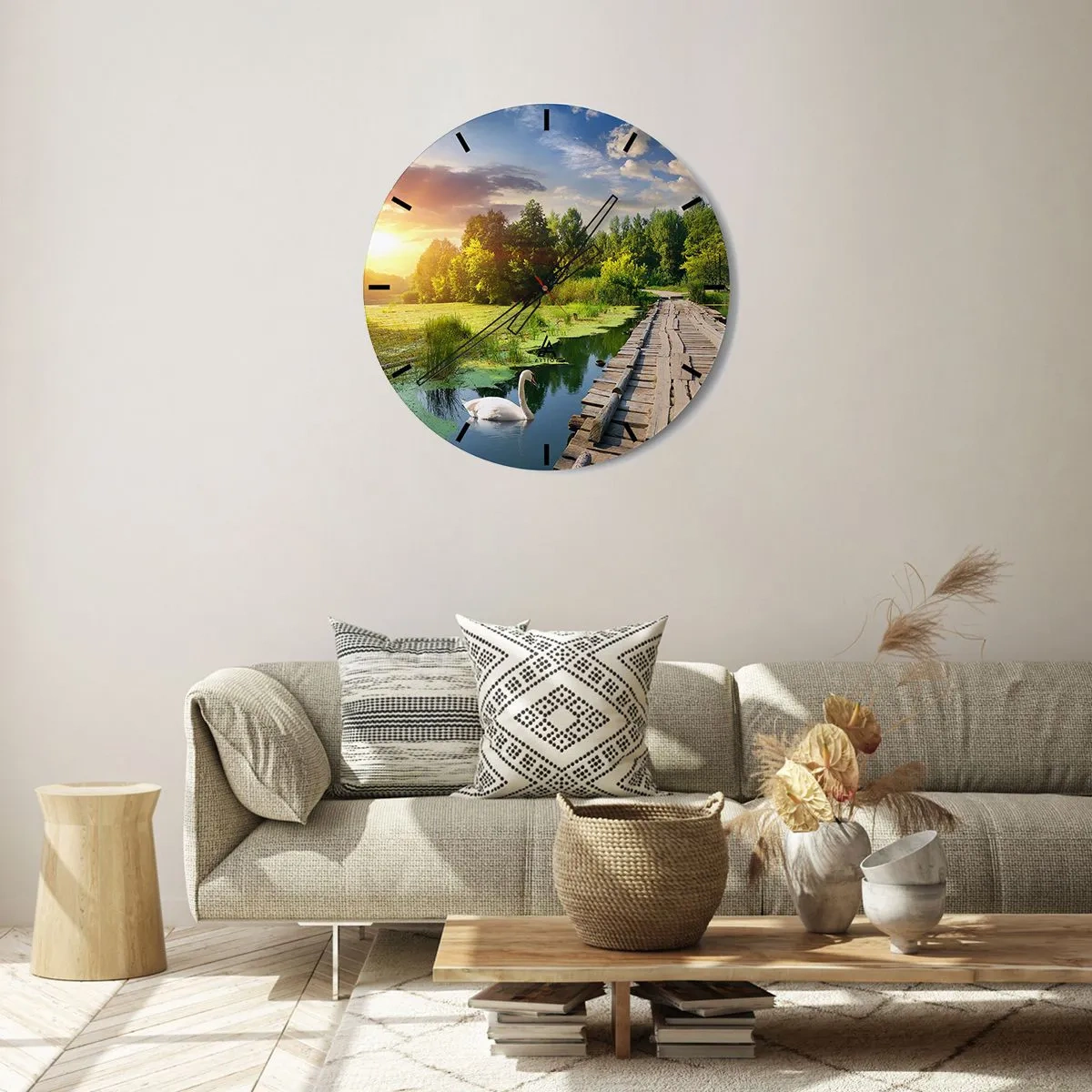 Väggklocka - Klocka på glas - Träbrygga över en sjö vid solnedgången med en svan - 30x30cm - Sommar, sommar överallt - Modern väggdekoration för vardagsrum, kök och sovrum ARTTOR