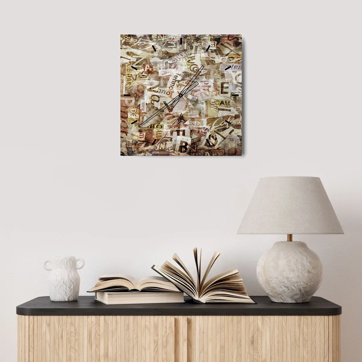 Väggklocka - Klocka på glas - Snacket reduceras till enstaka bokstäver - 40x40 cm